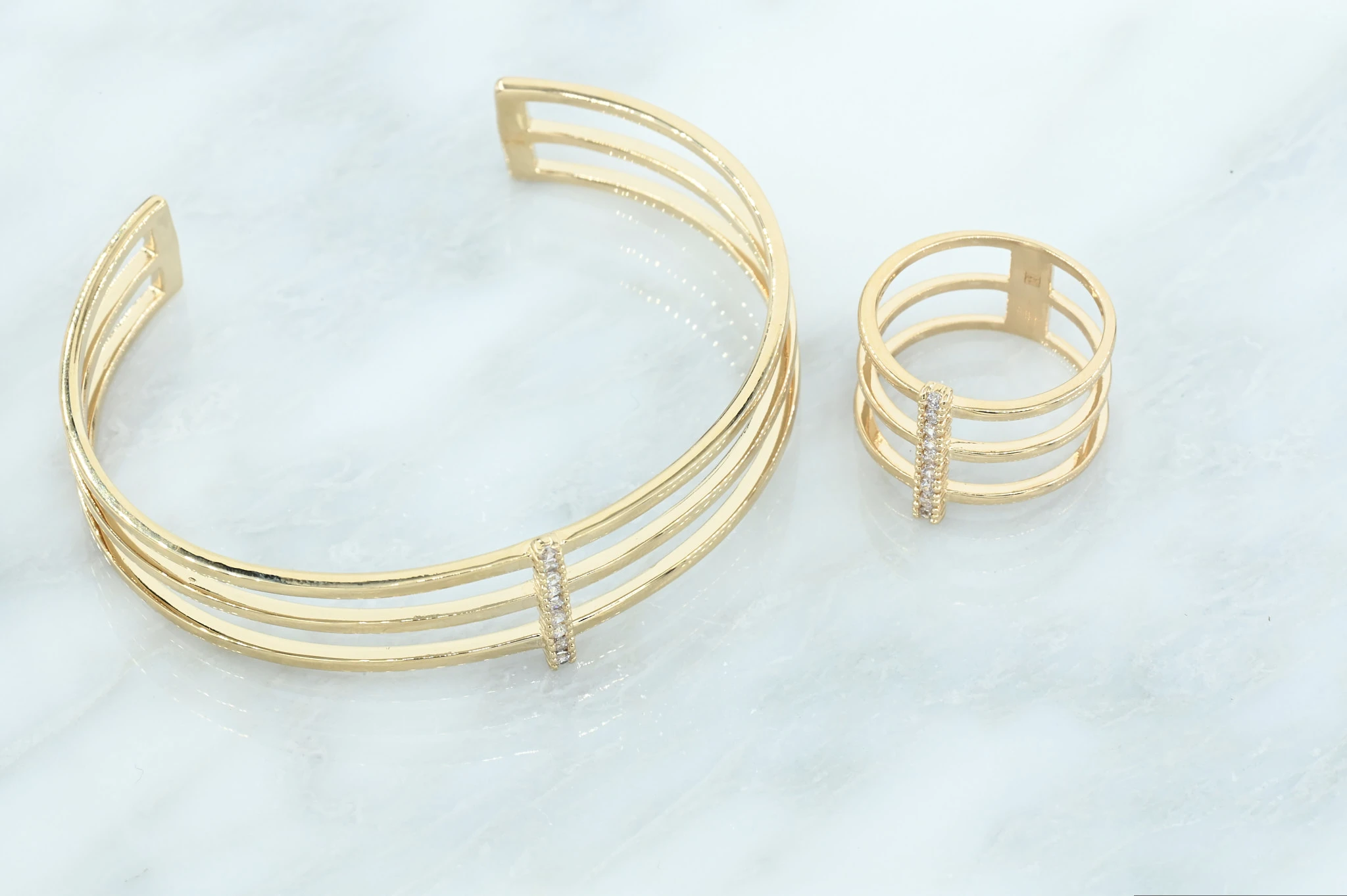 18 karaats gold-plated set met ring en bangle