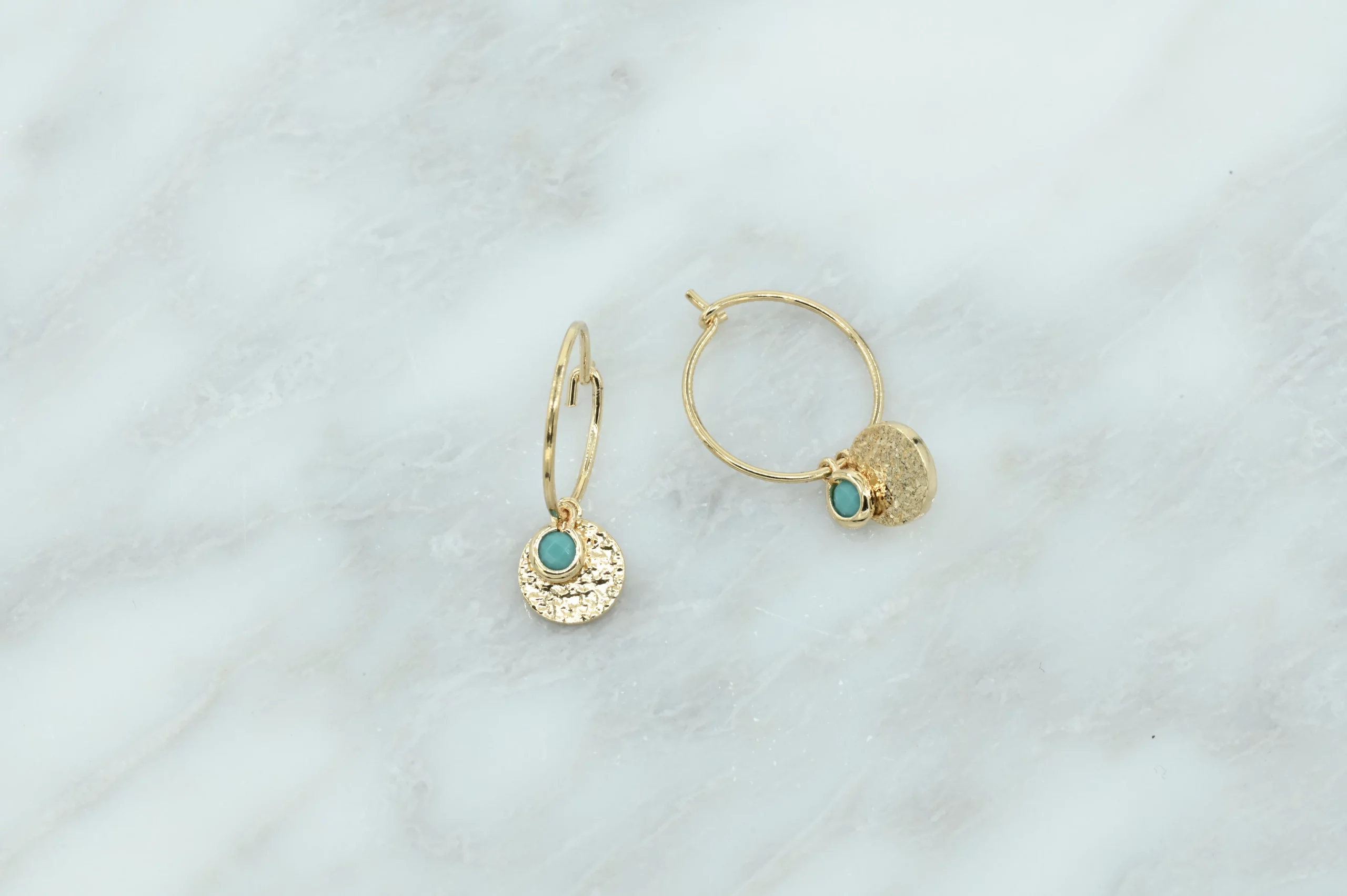 Gold-plated oorbel met turquoise steentje