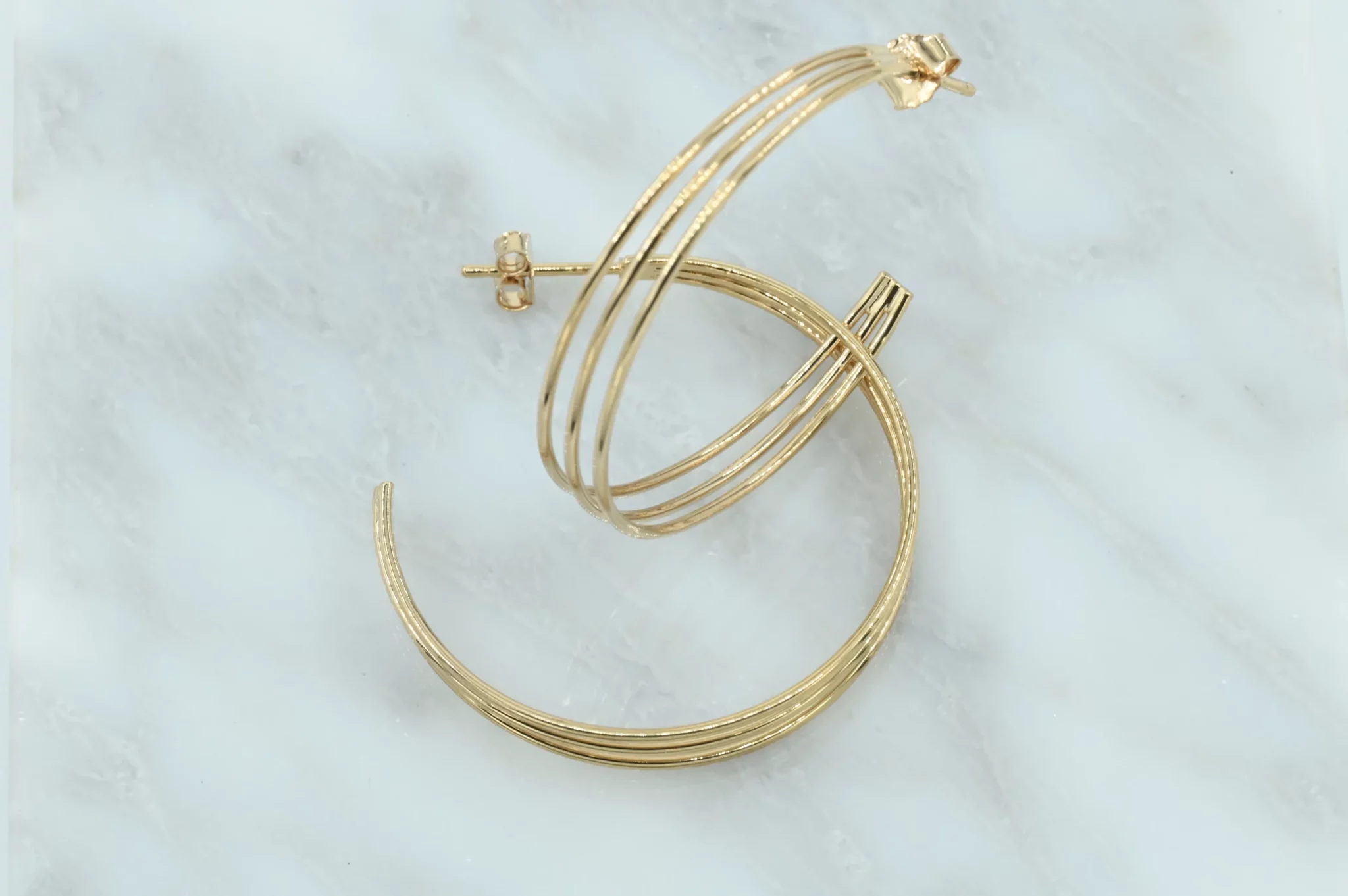 Gold-plated statement oorbel met 3 ringen