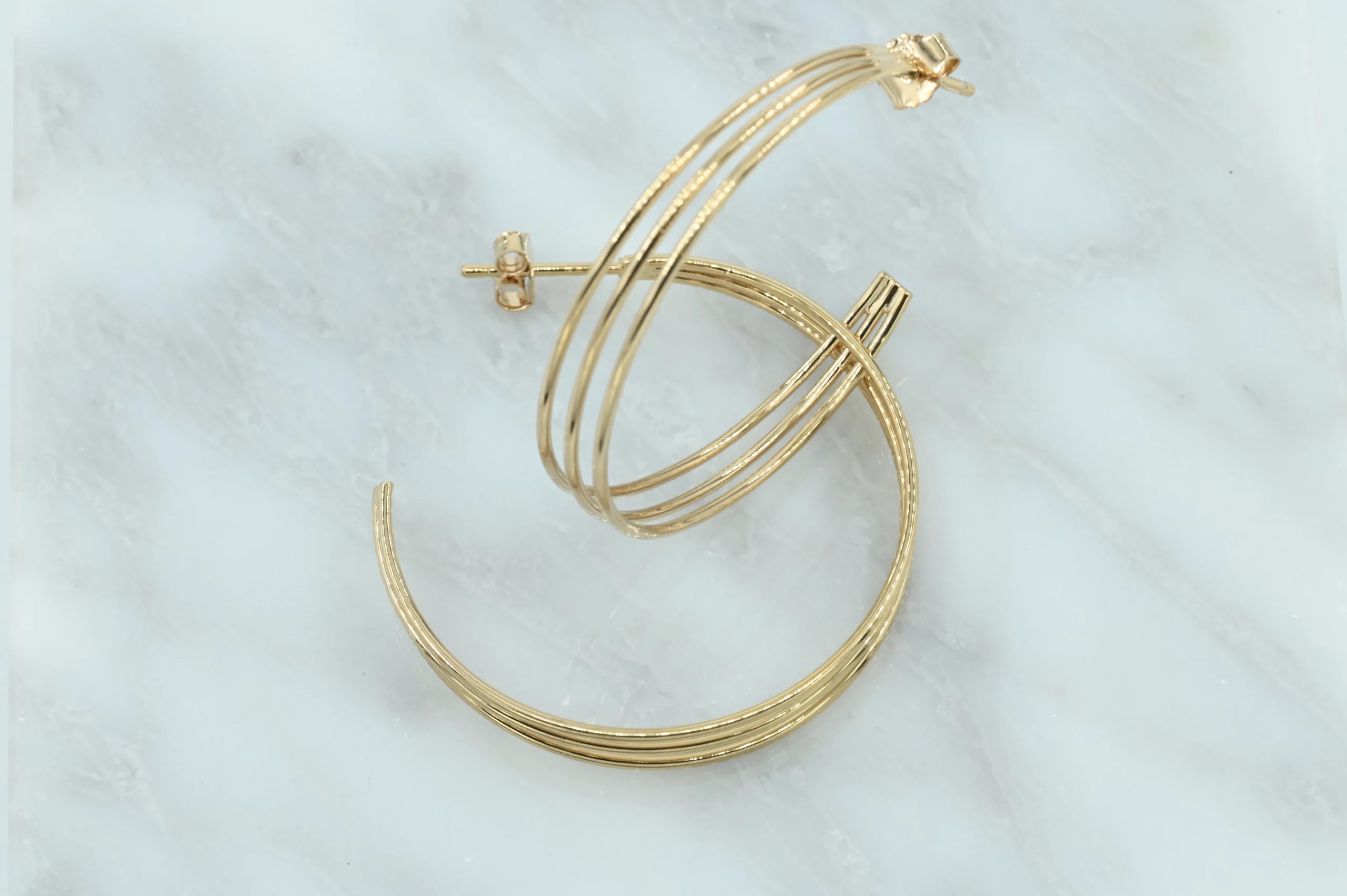 Gold-plated statement oorbel met 3 ringen