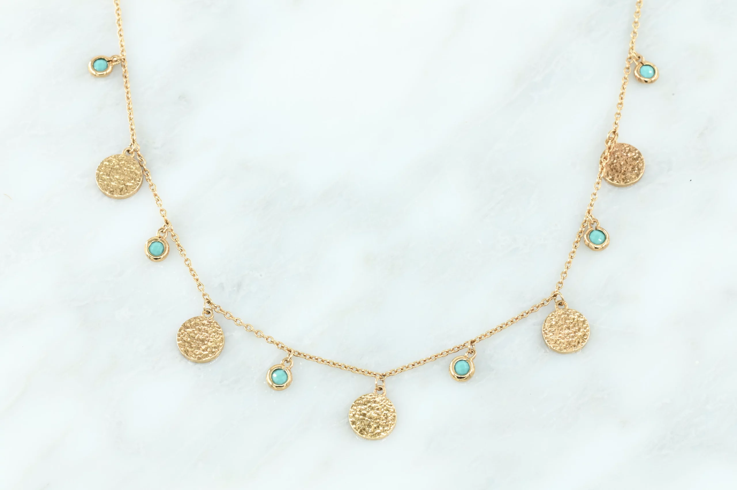 Gold-plated ketting met gouden en turquoise blaadjes