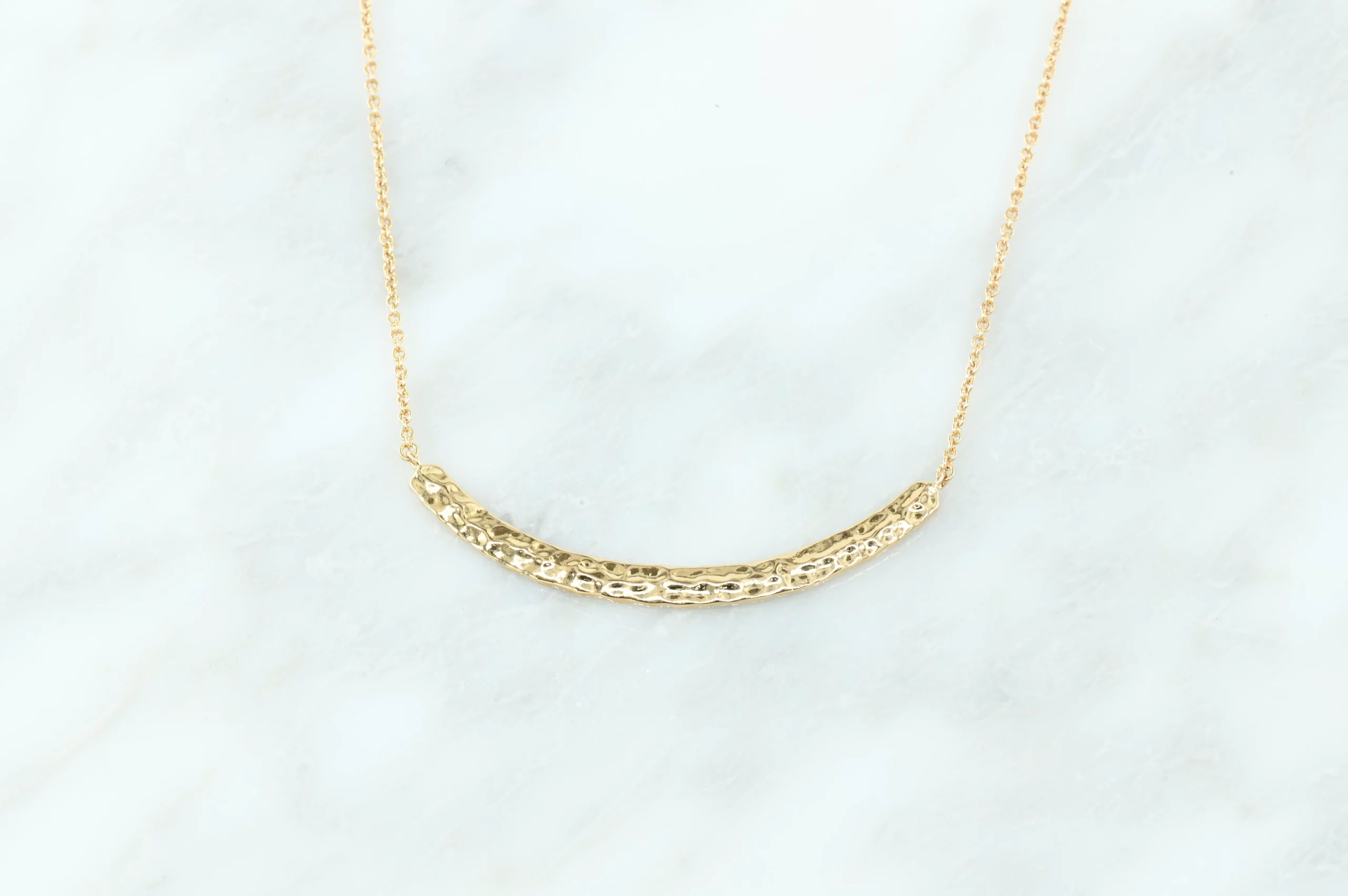 Gold-plated ketting met gehamerd vast middenstuk