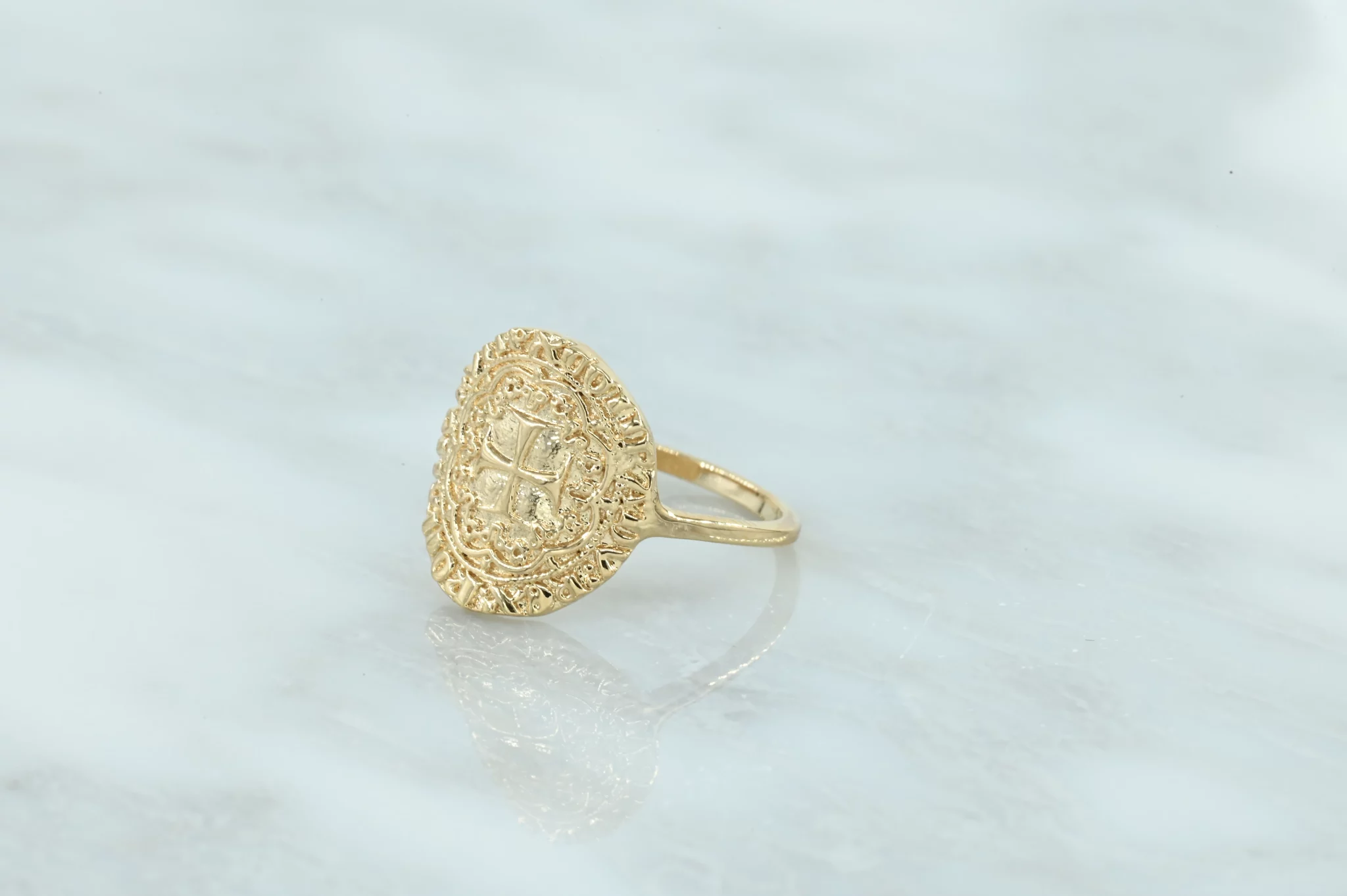 Prachtige 18 karaats gold-plated ring met veel mooie details