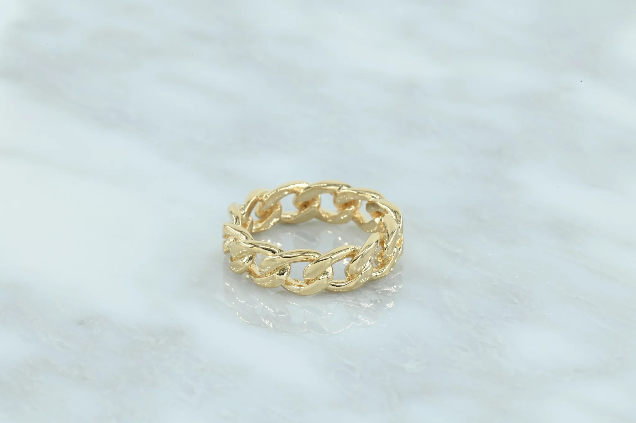 Prachtige 18 karaats gold-plated ring met schakel details