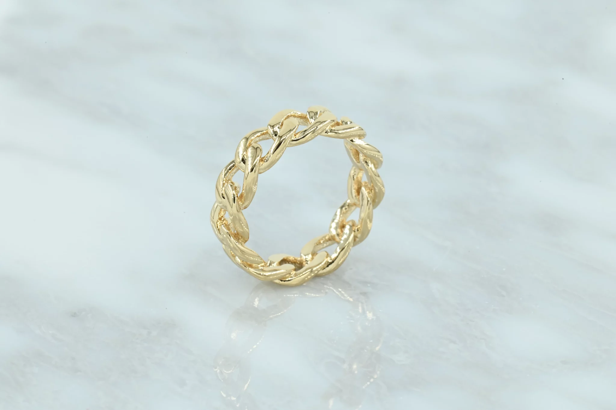 Prachtige 18 karaats gold-plated ring met schakel details