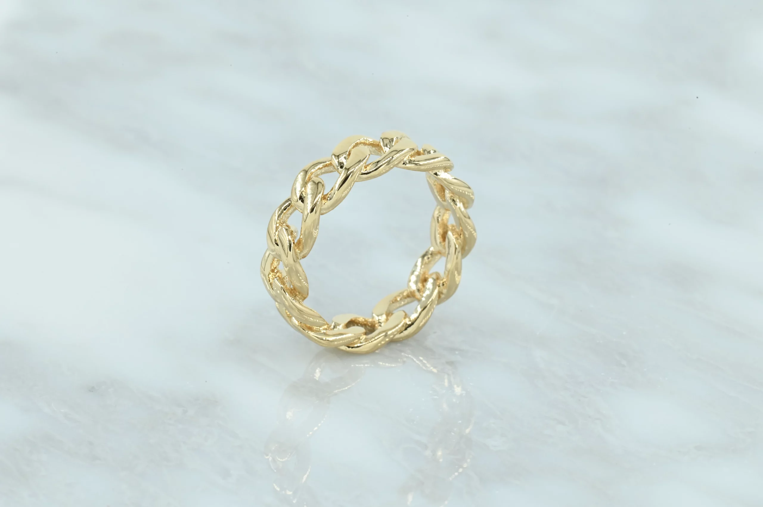 Prachtige 18 karaats gold-plated ring met schakel details