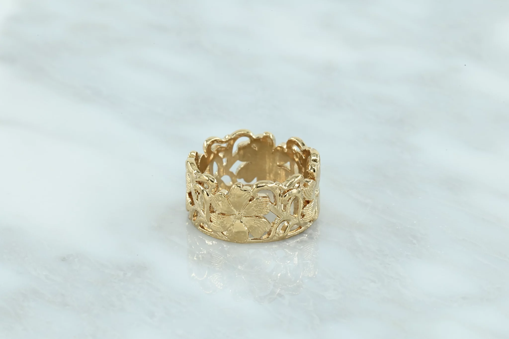 Prachtige 18 karaats gold-plated ring met mooie bloem details