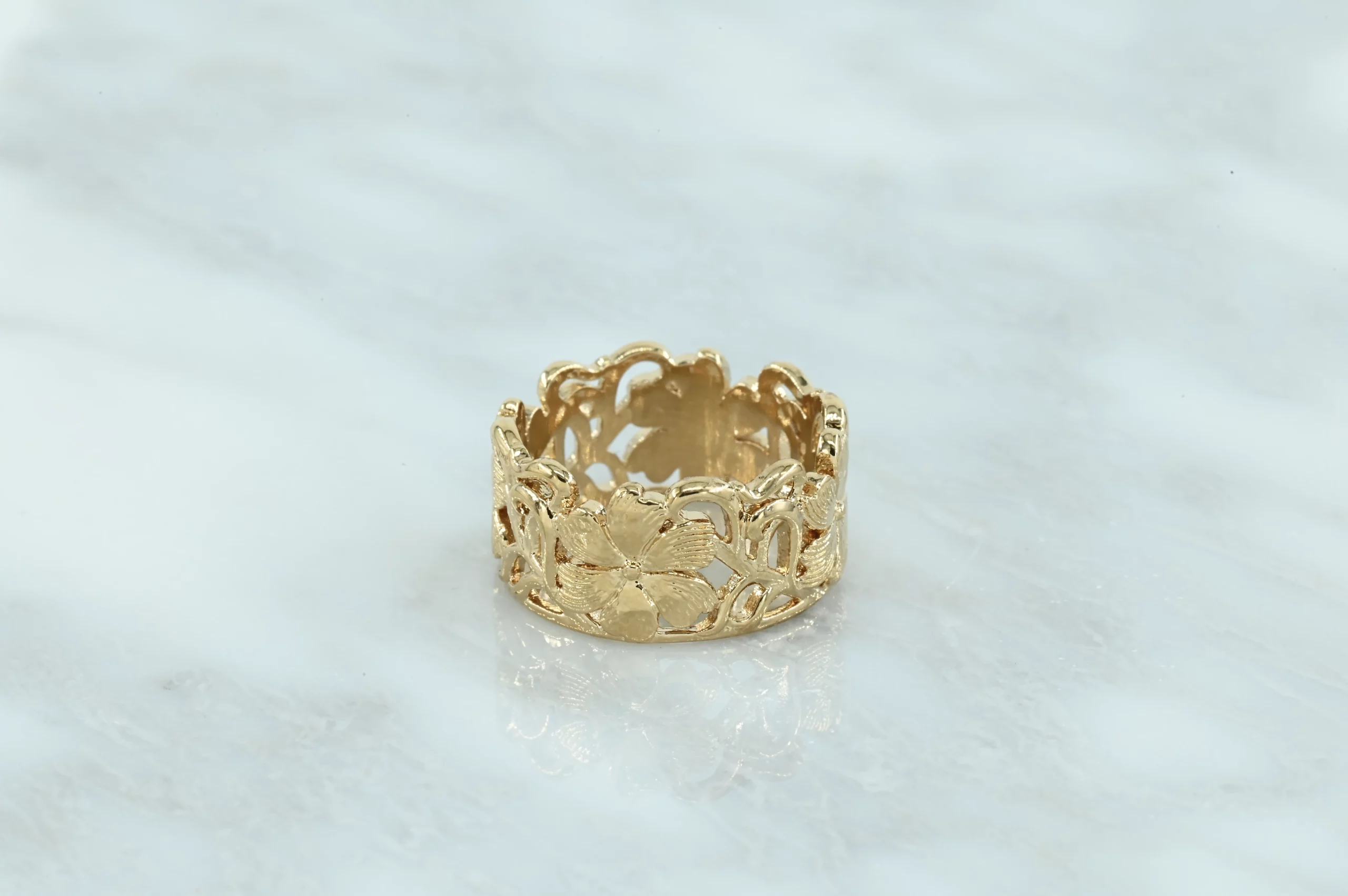 Prachtige 18 karaats gold-plated ring met mooie bloem details