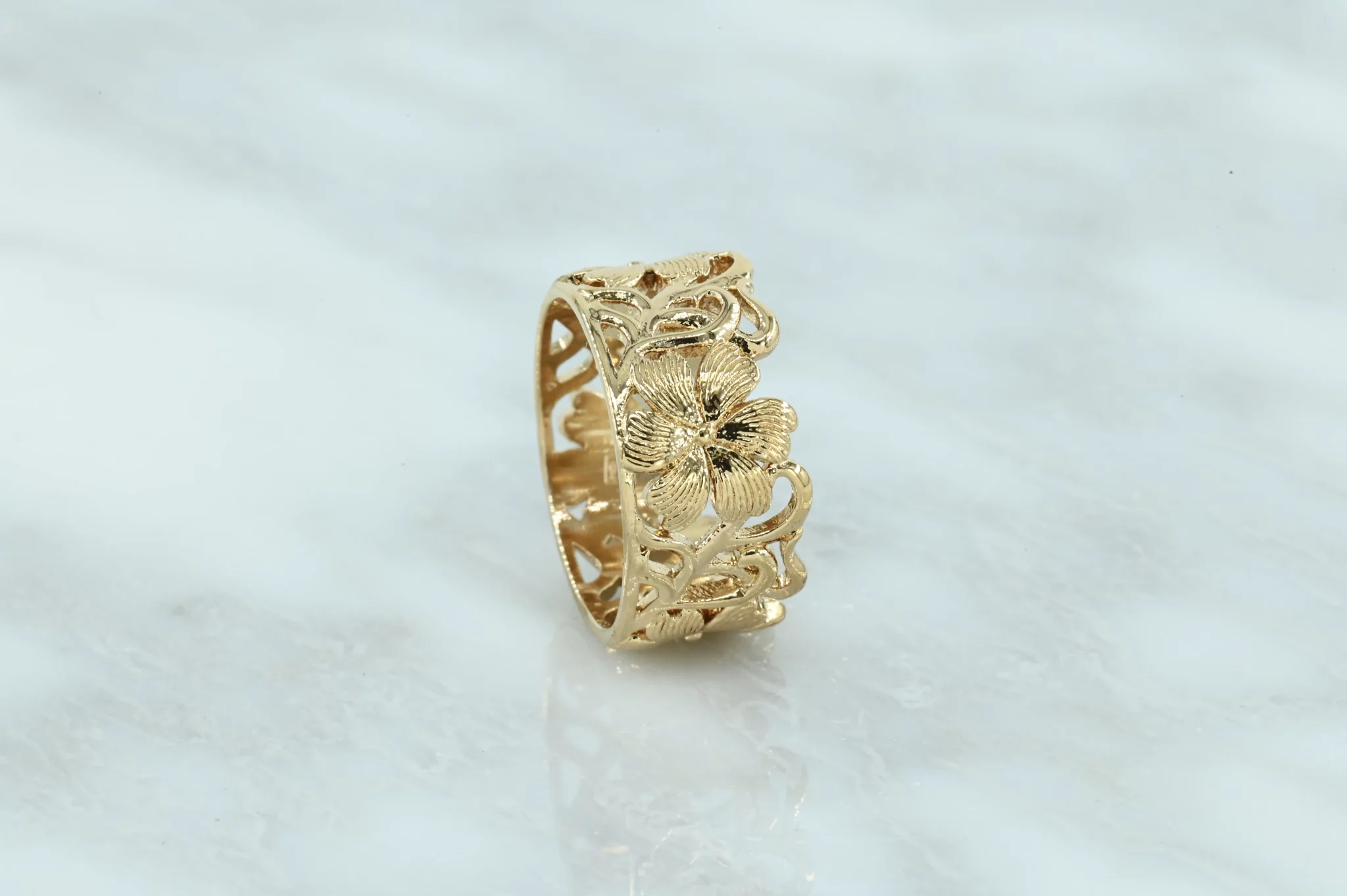 Prachtige 18 karaats gold-plated ring met mooie bloem details