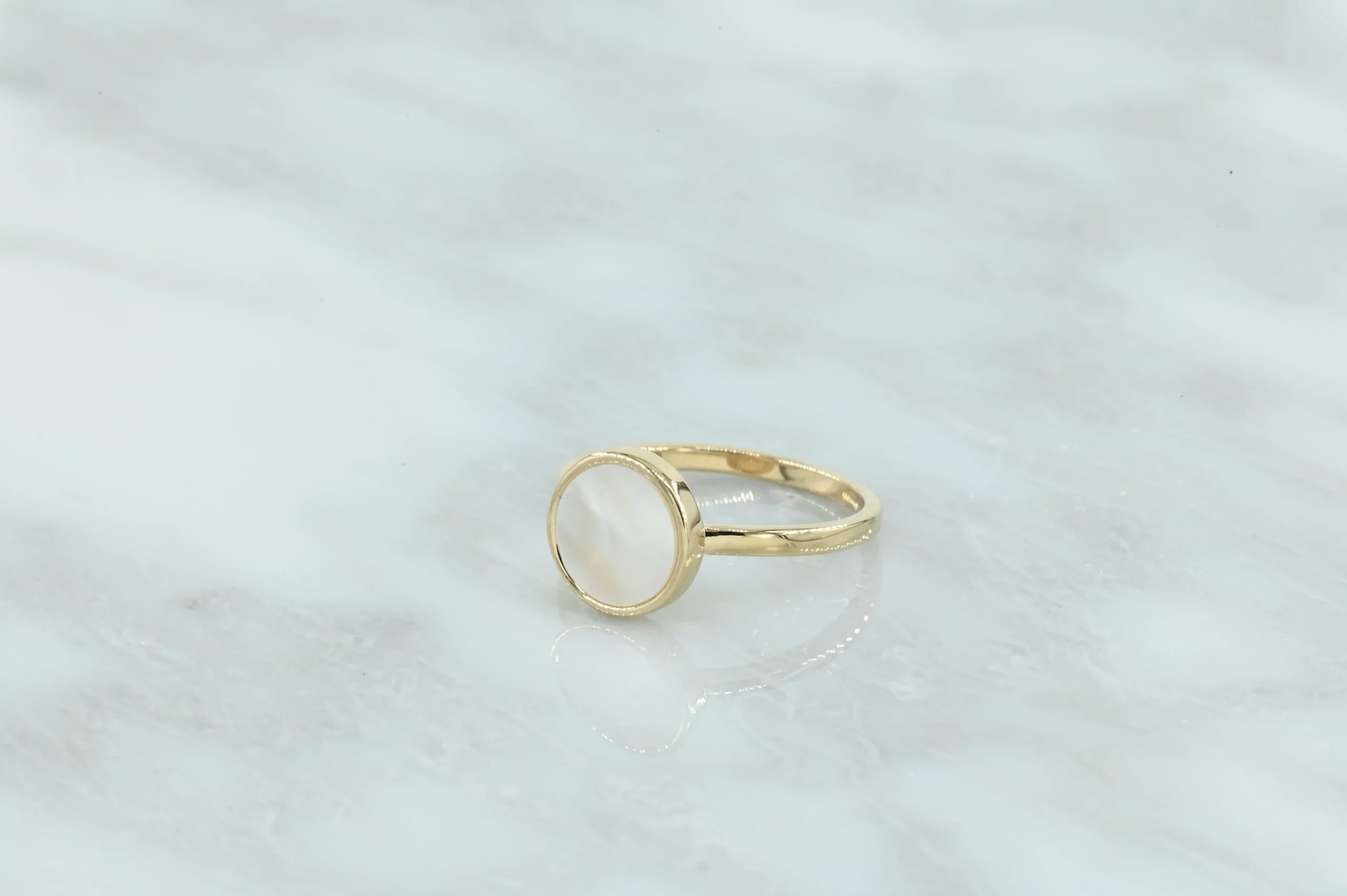 Prachtige 18 karaats gold-plated ring met parelmoer steen