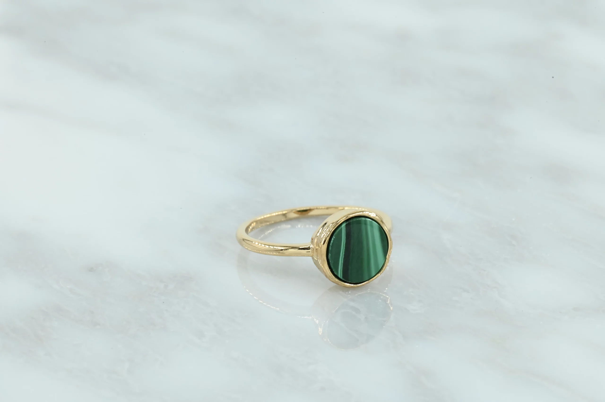 Prachtige 18 karaats gold-plated ring met mooie groene steen