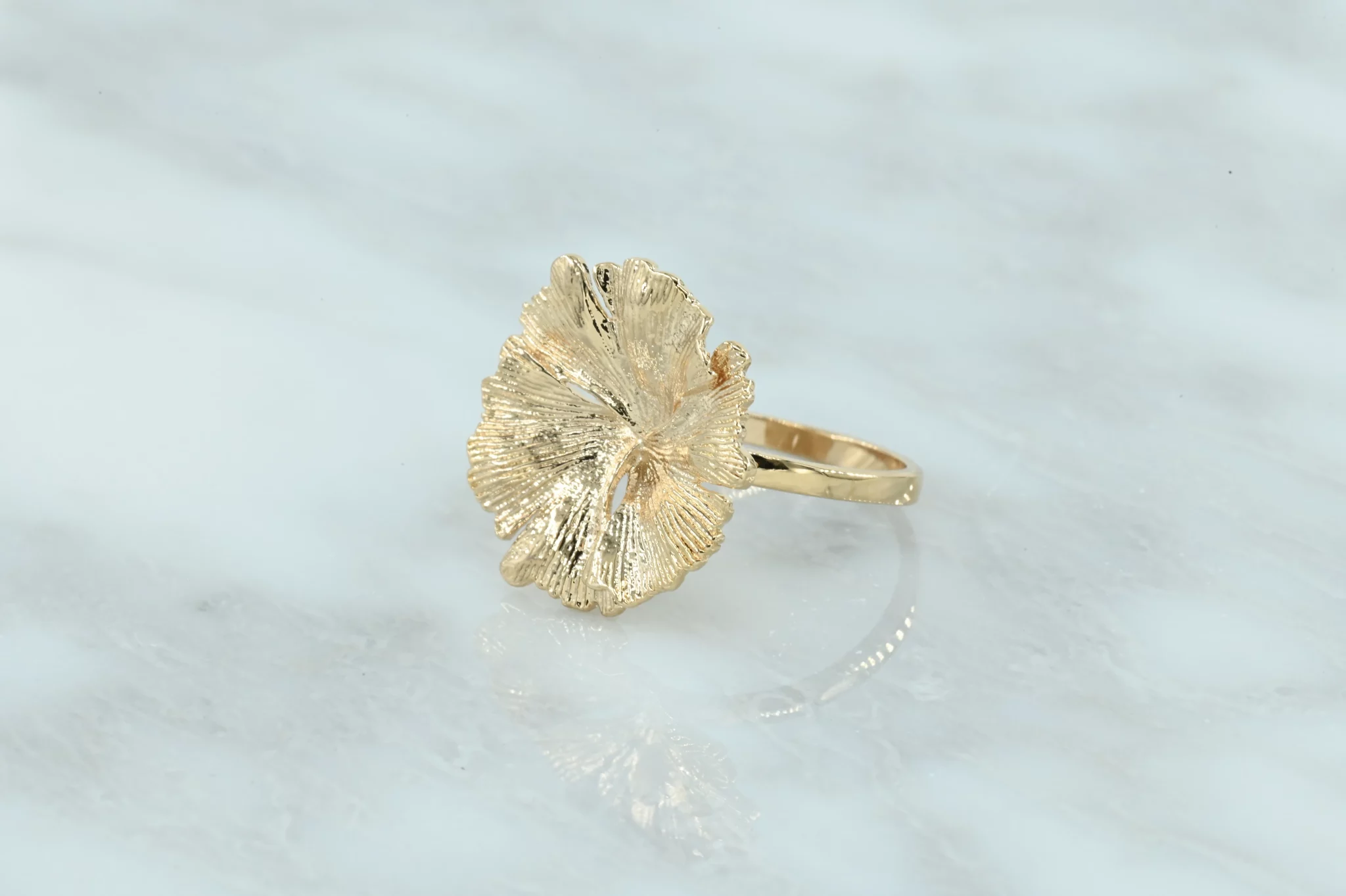 Prachtige 18 karaats gold-plated ring met mooie bloem