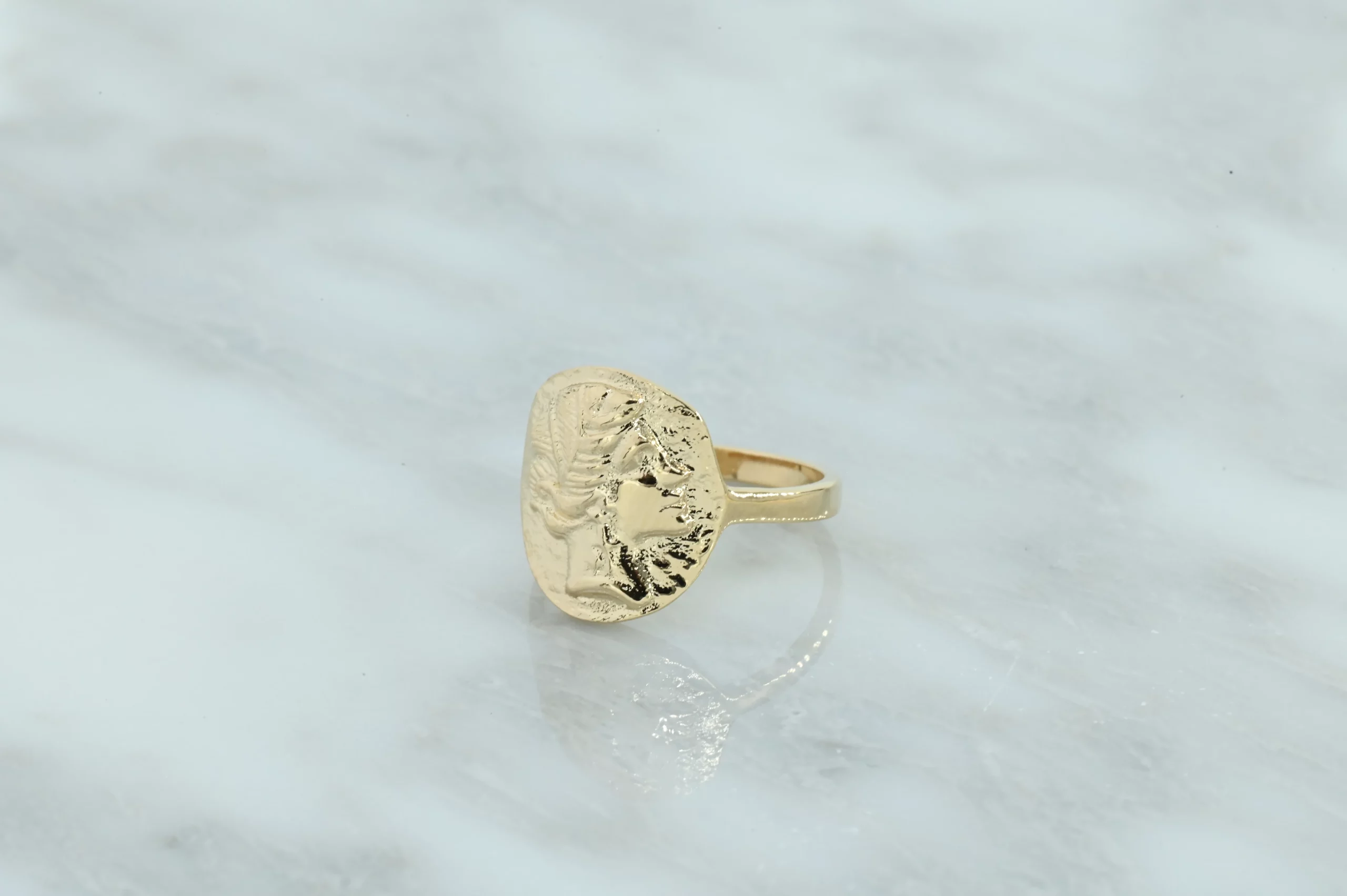 18 Karaats gold-plated ring met munt van Griekse godin