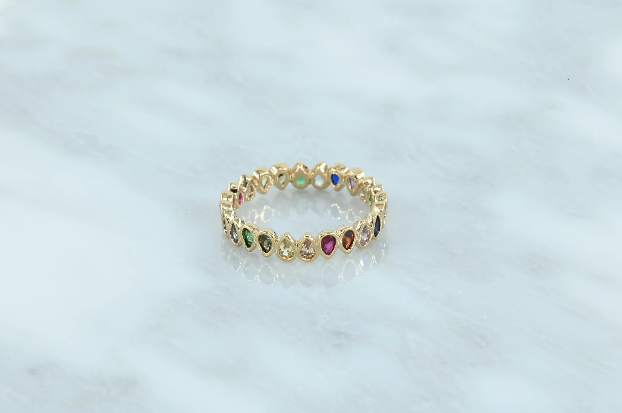 Gold-plated ring met gekleurde strass-steentjes