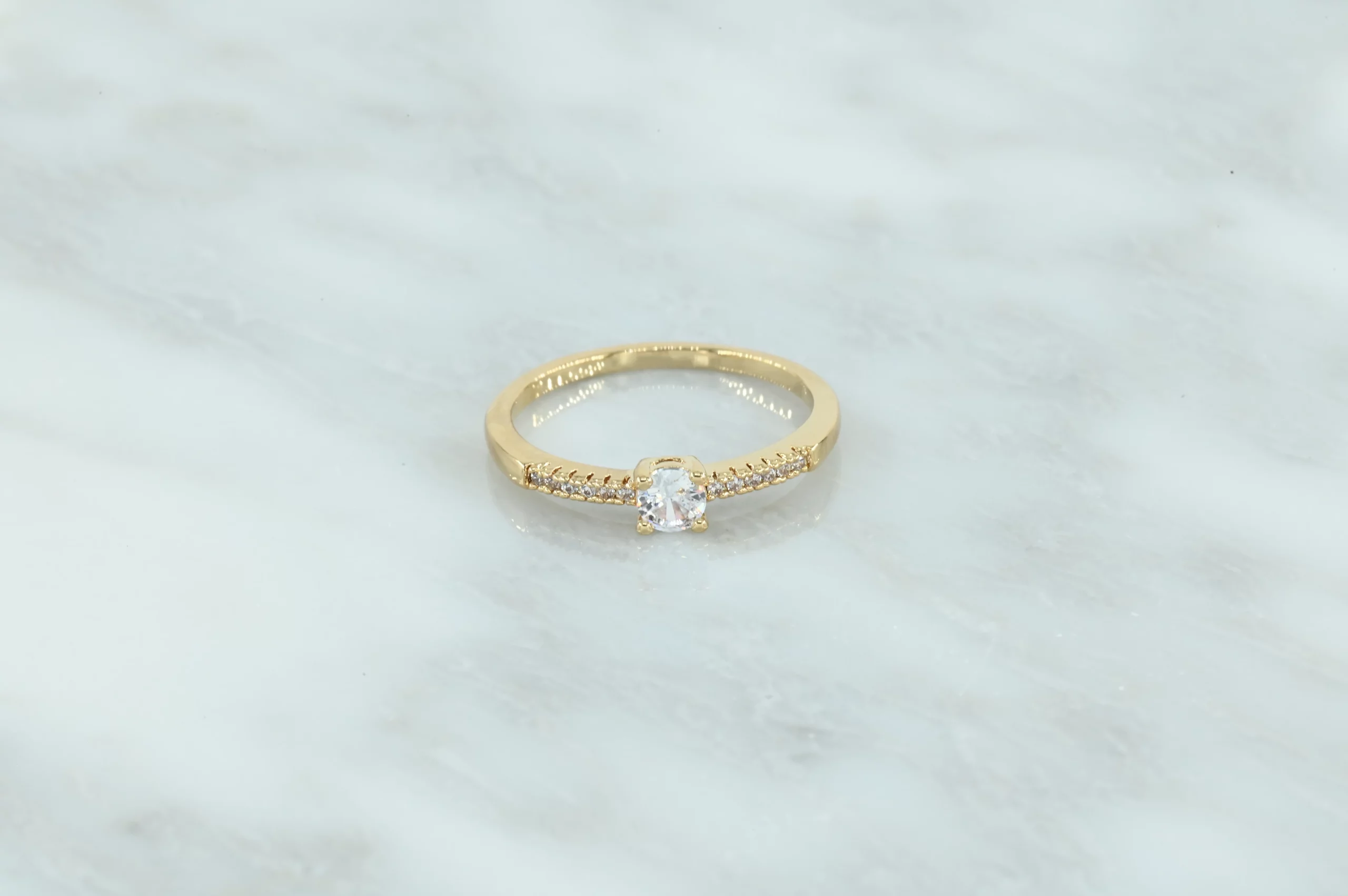 Gold-plated solitaire ring met strass steentjes