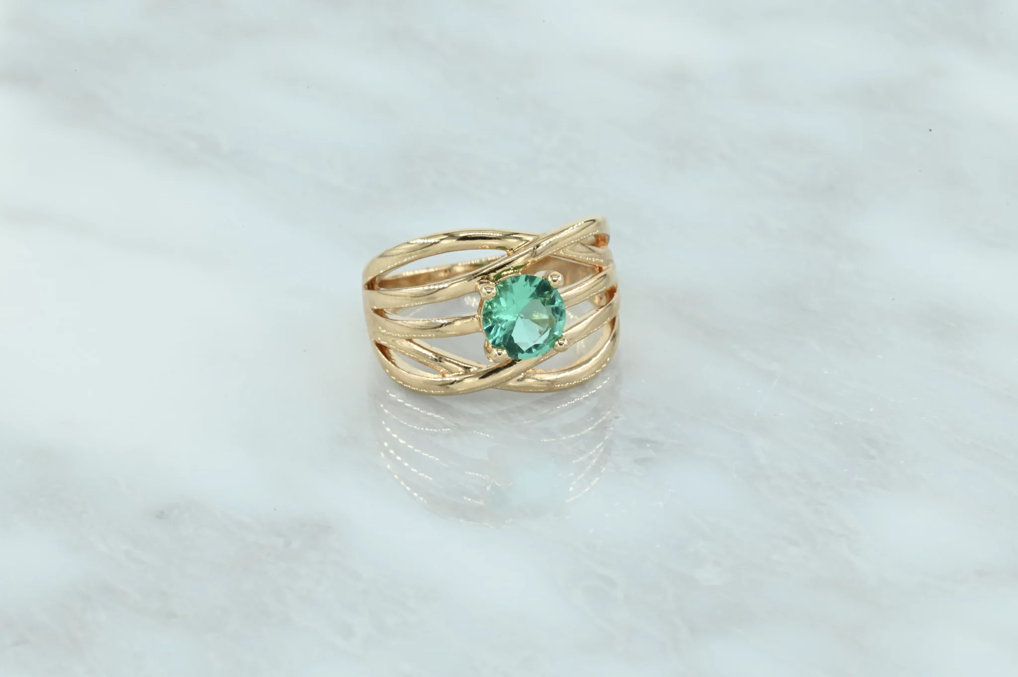 Gold-plated ring met lagen en groene steen