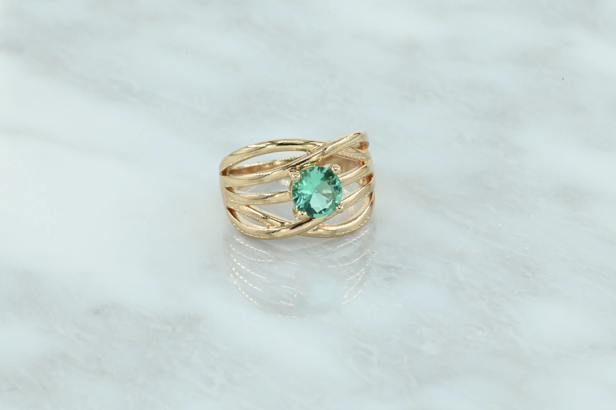 Gold-plated ring met lagen en groene steen