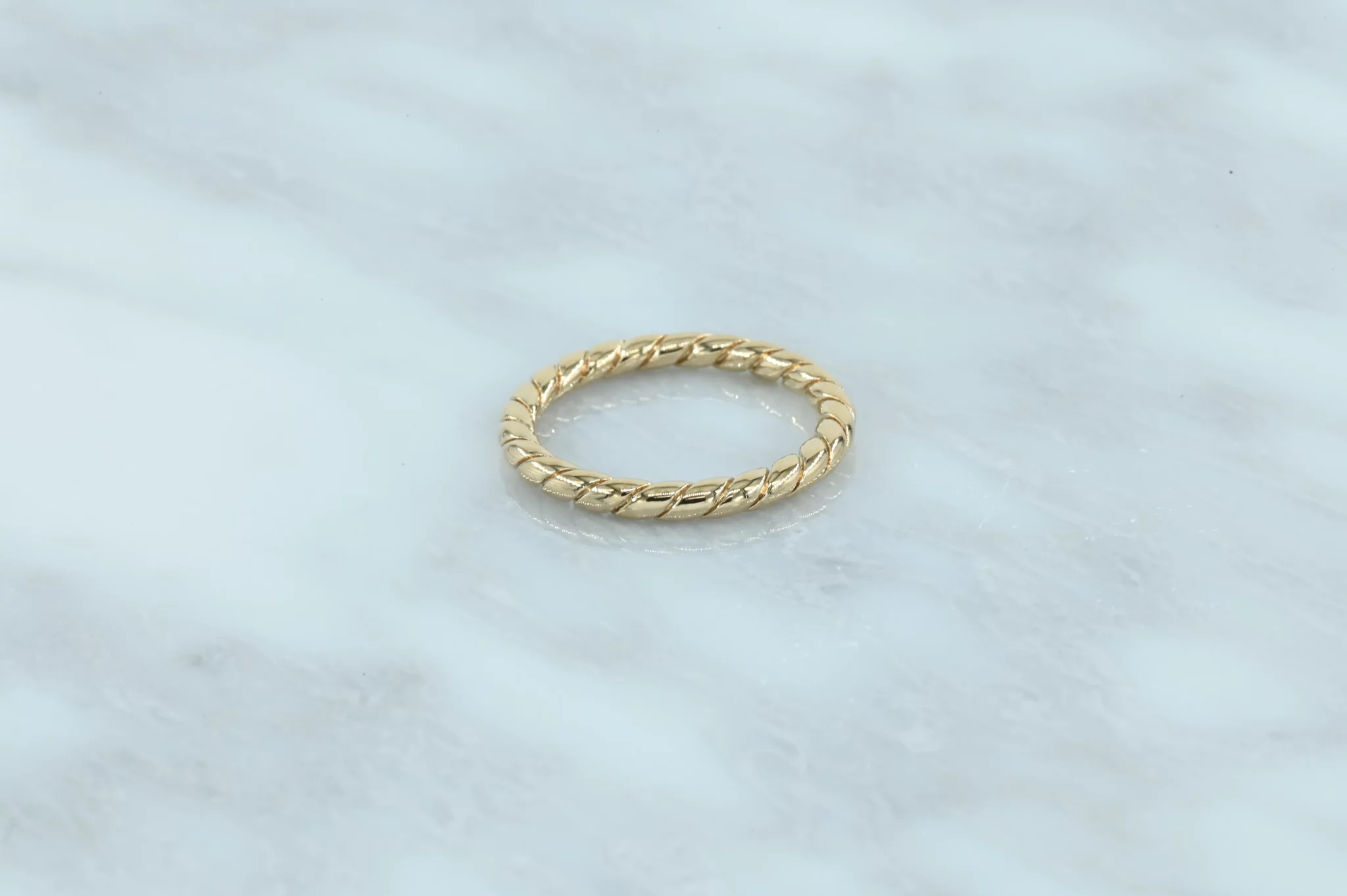 Gold-plated dunne weef-effect ring