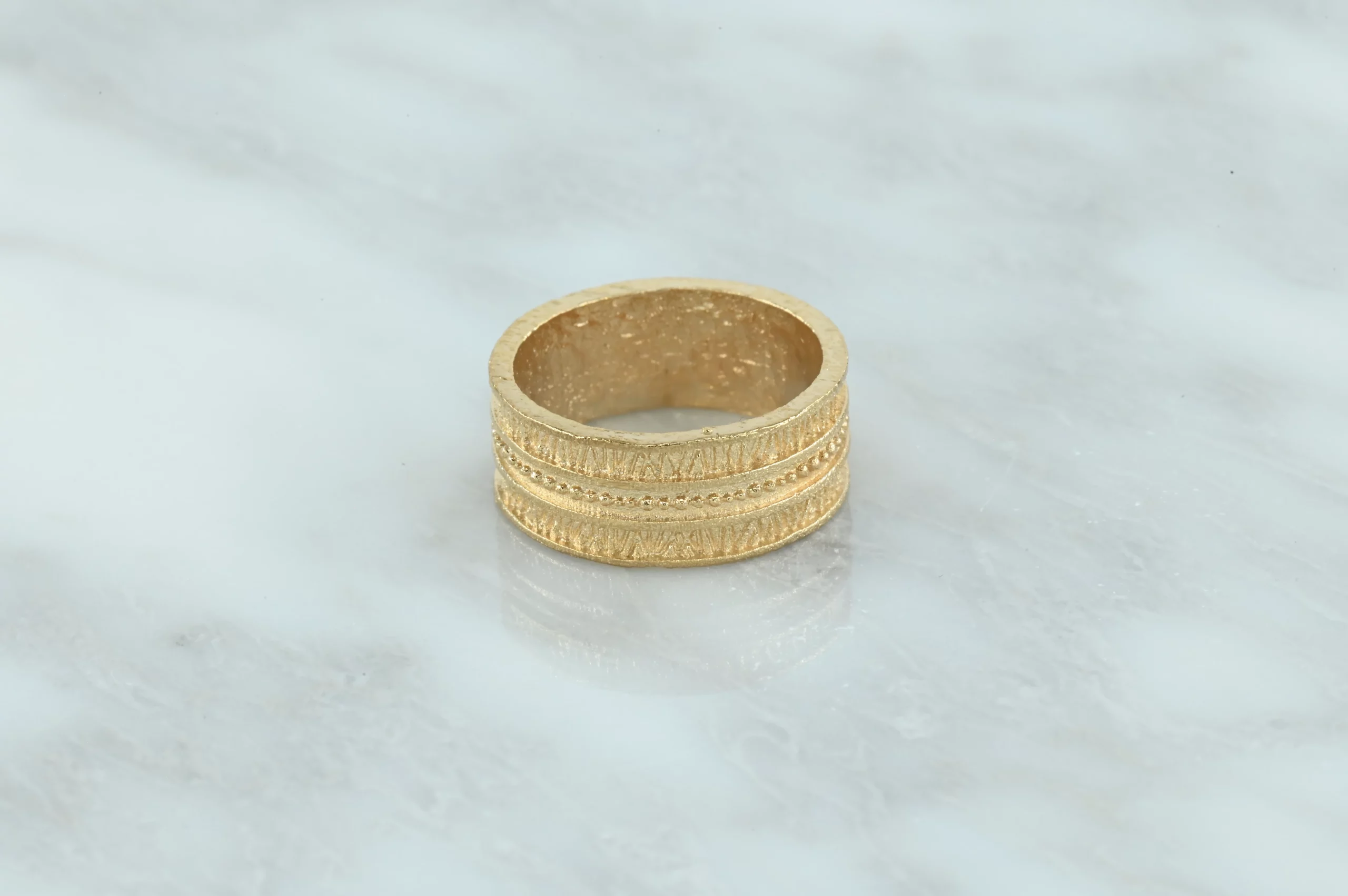 Gold-plated matte ring met reliëf