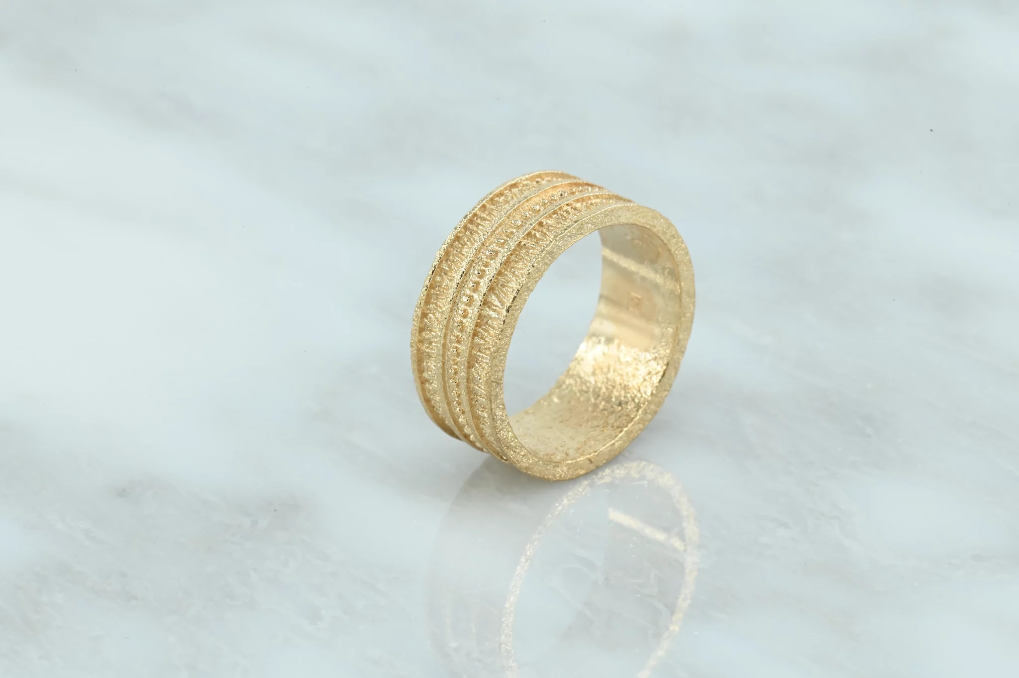 Gold-plated matte ring met reliëf