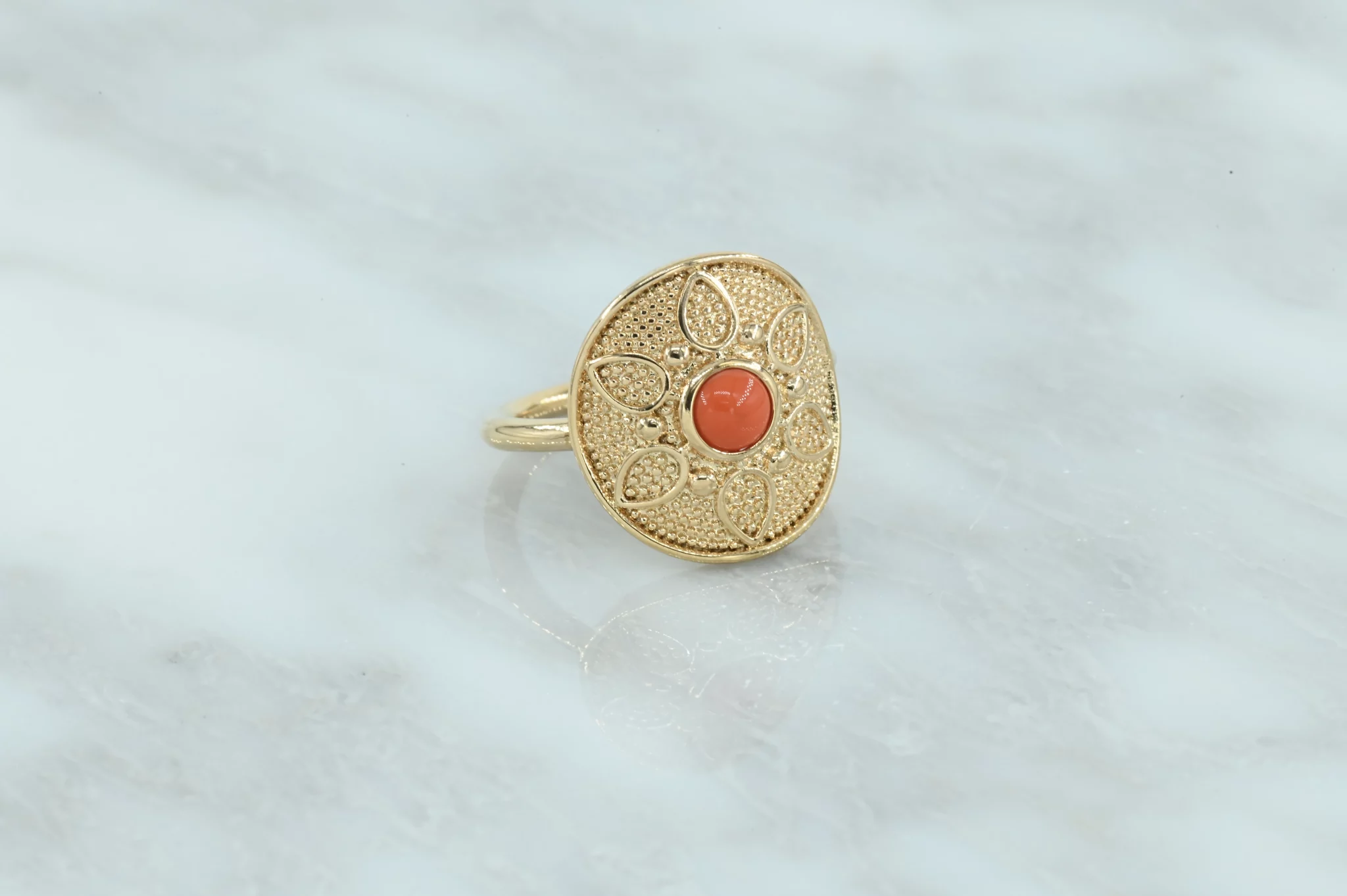 Gold-plated bohemian ring met koraal-rood steentje