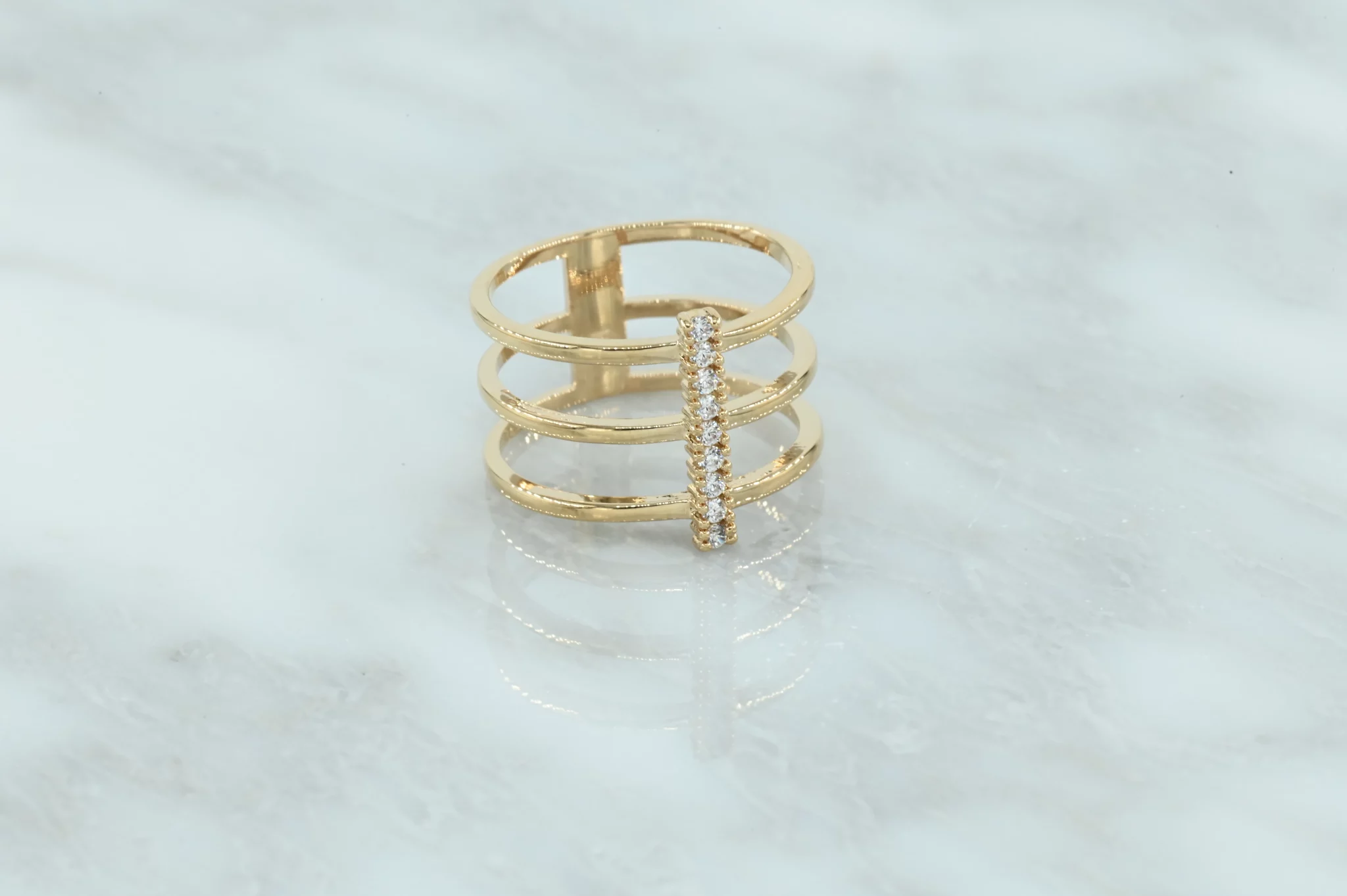 Gold-plated ring met 3 lagen en zirkonia steentjes