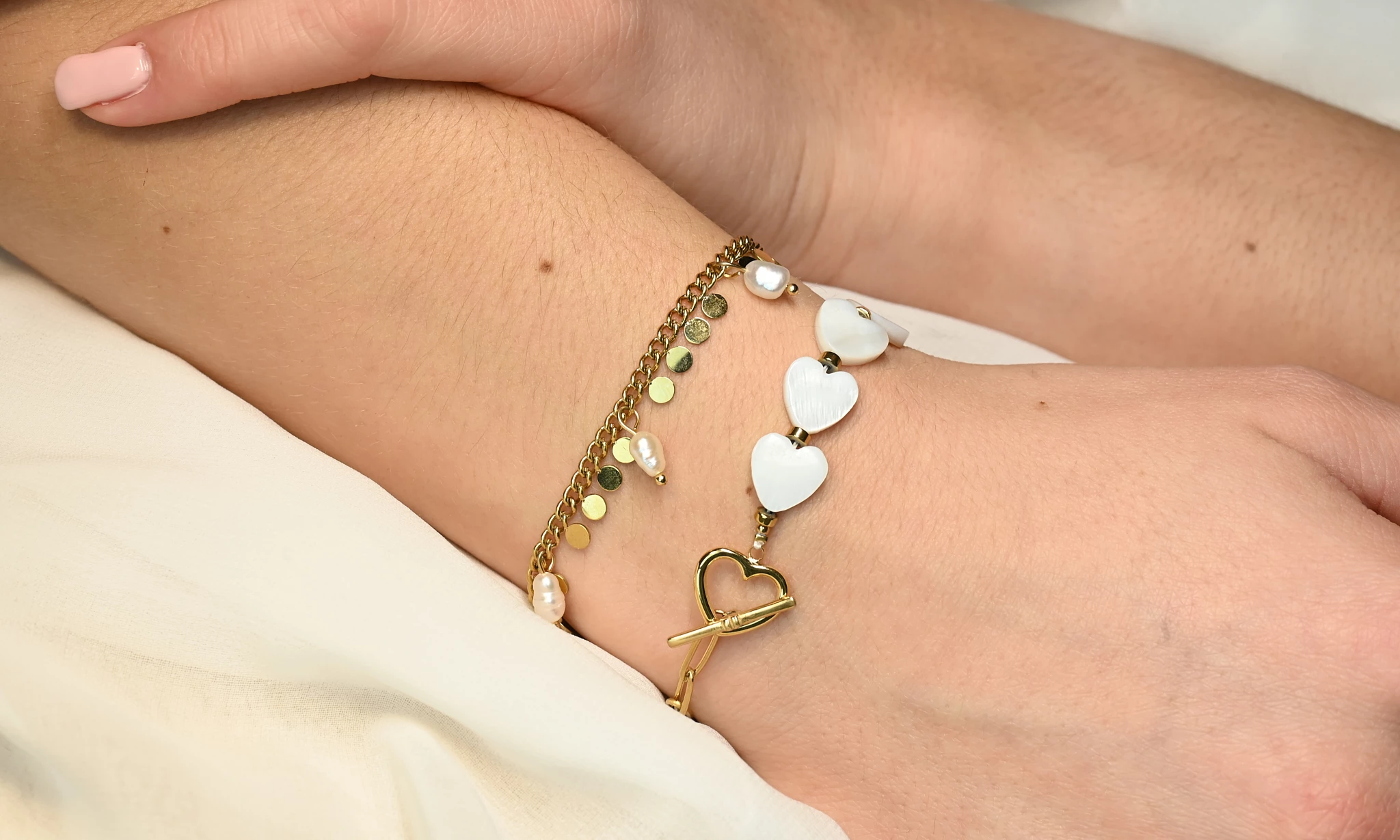 Armband met schelp-hartjes