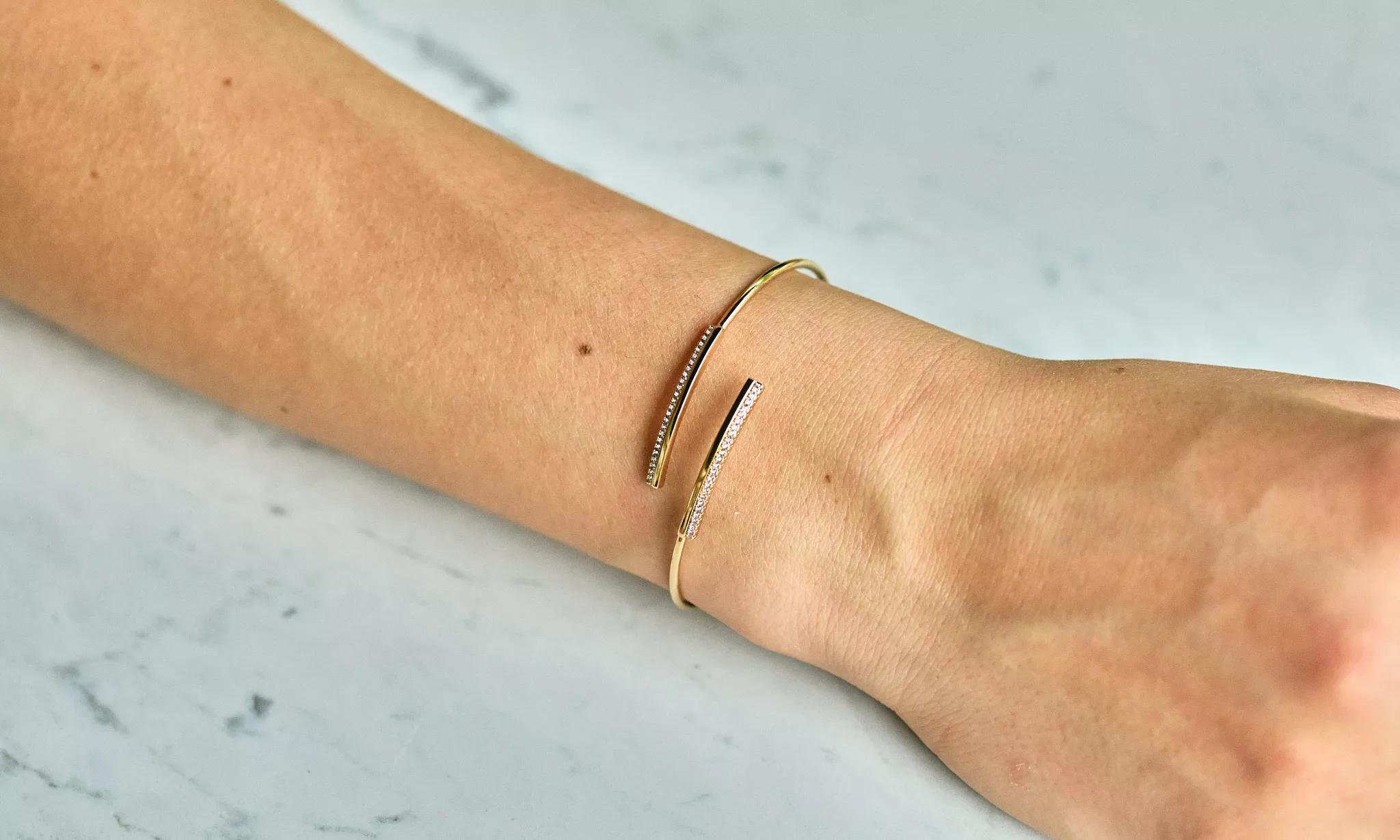 Bangle met overslag en zirkonia