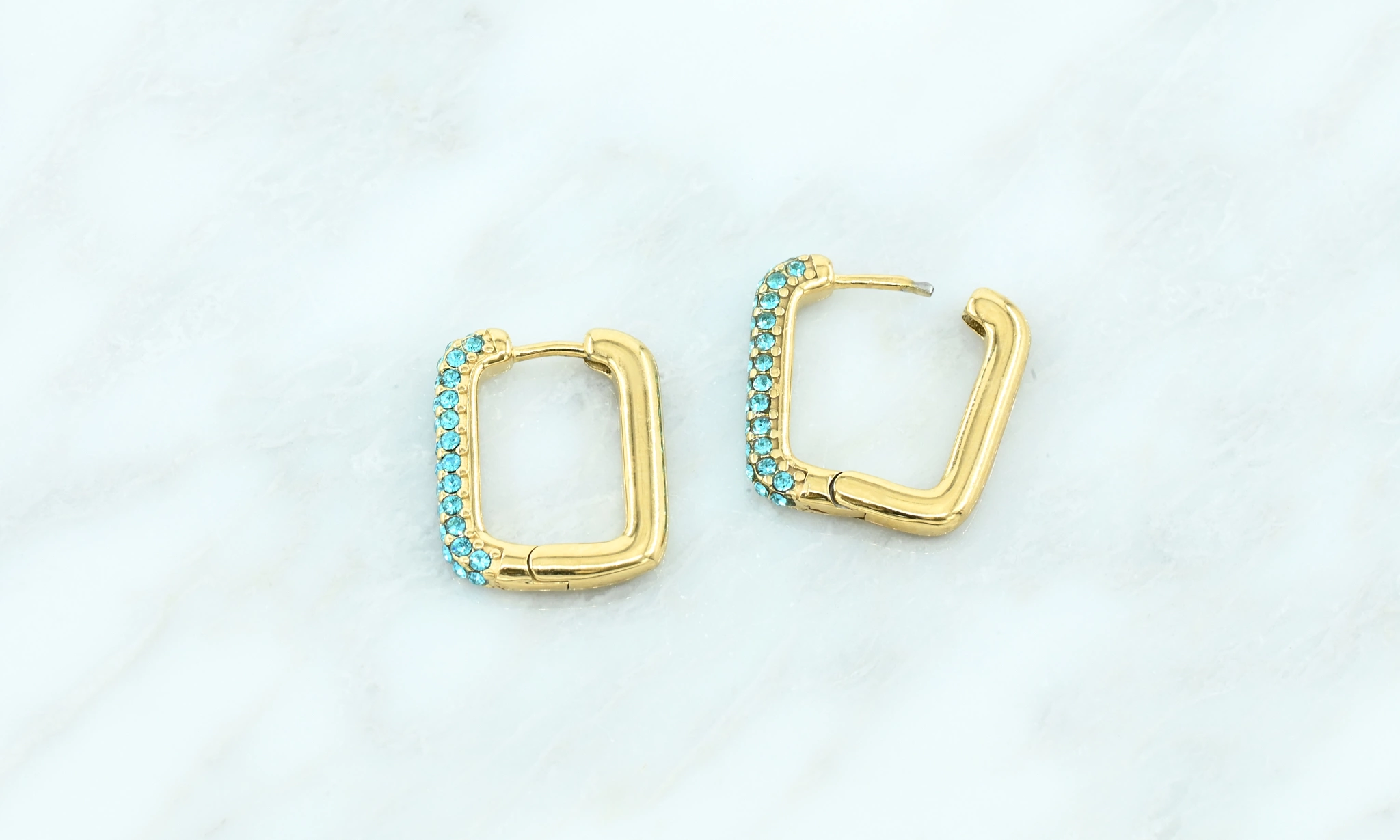 Square oorbel met turquoise steentjes