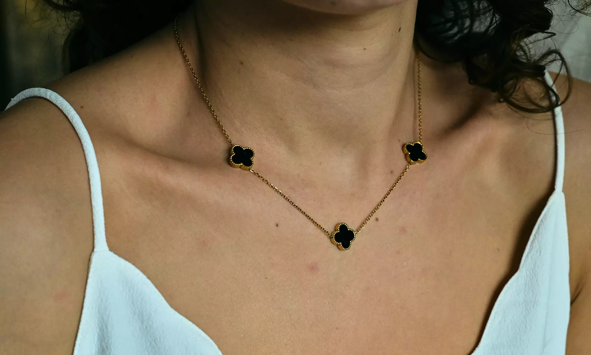 Ketting met zwarte klavertjes