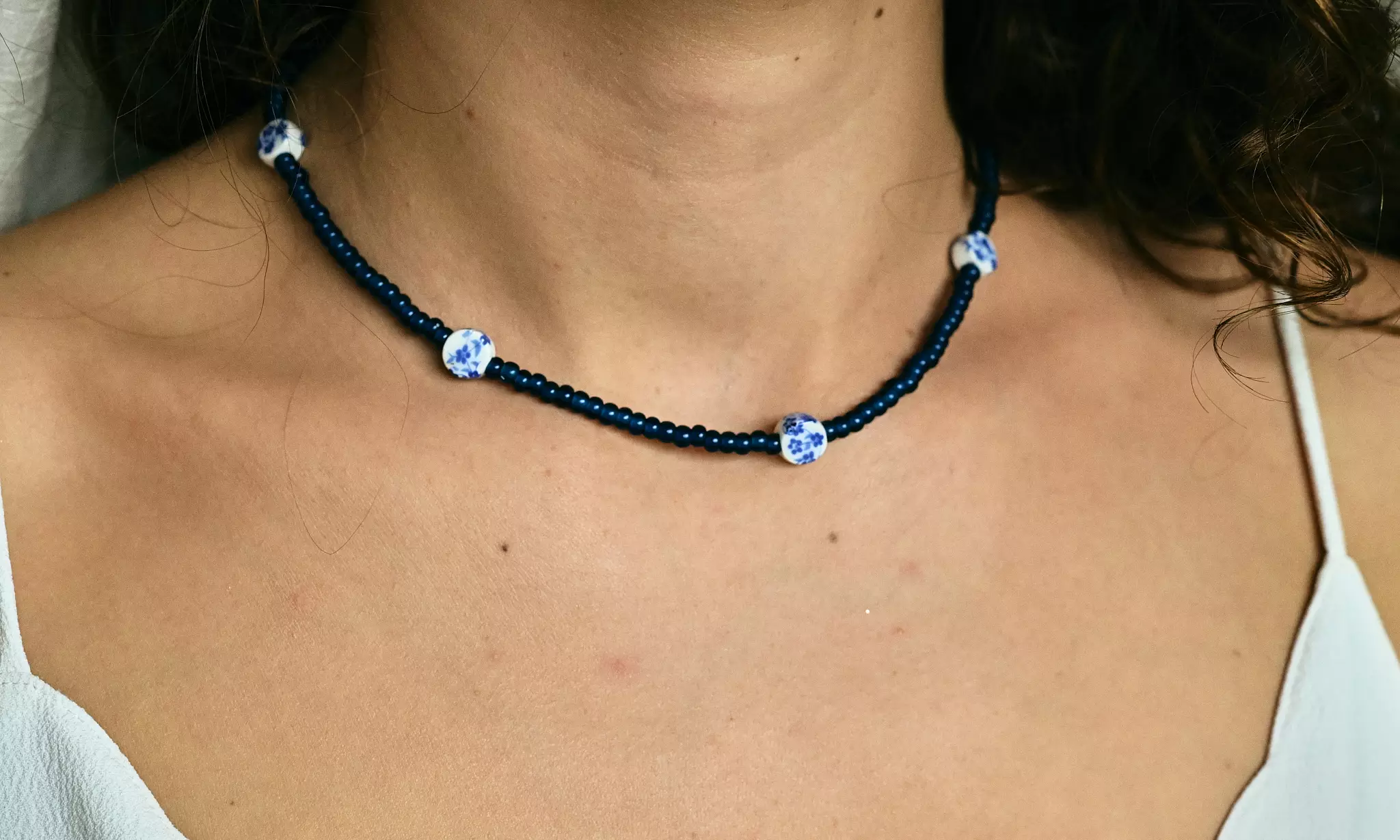 Kralenketting met Delfts blauwe details