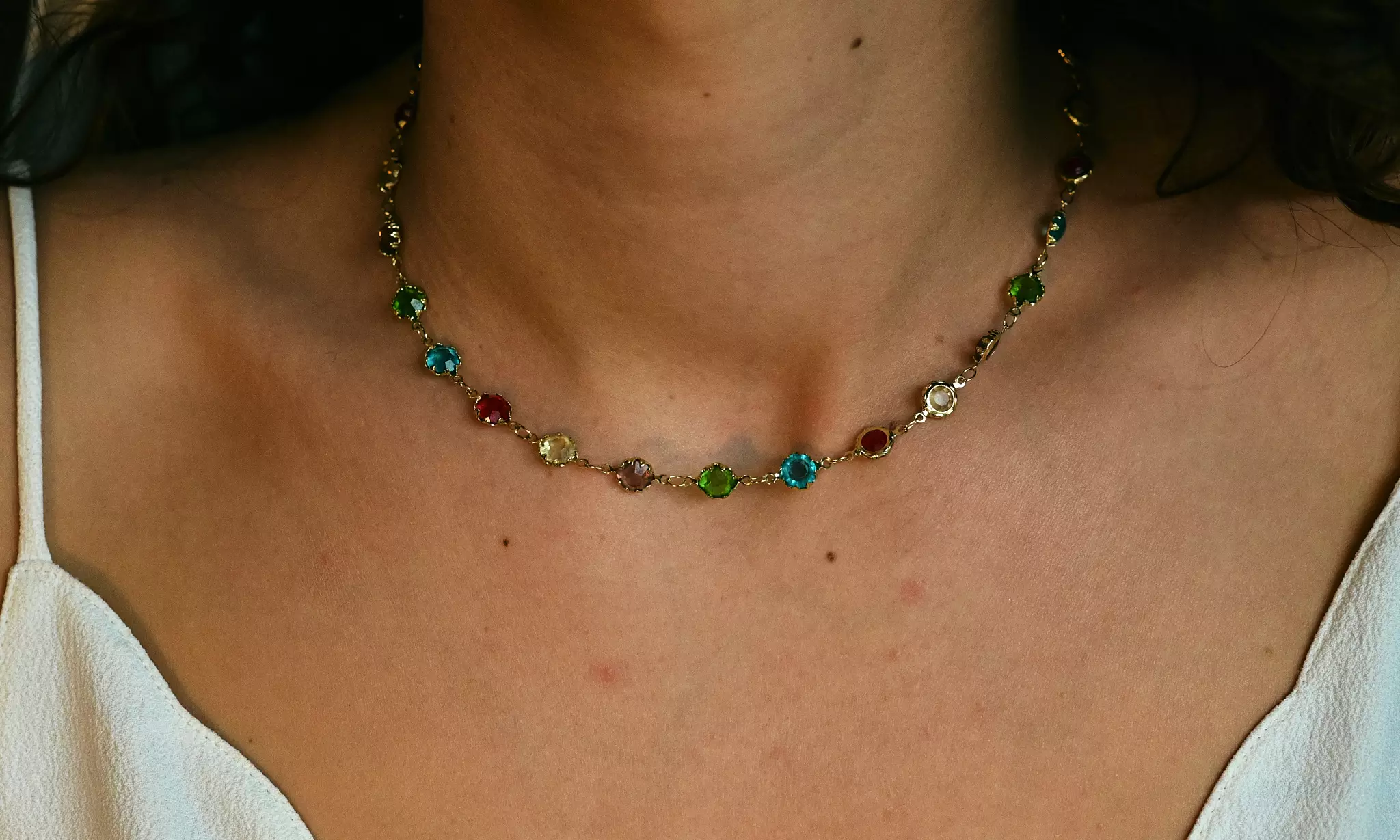 Ketting met steentjes in verschillende kleuren