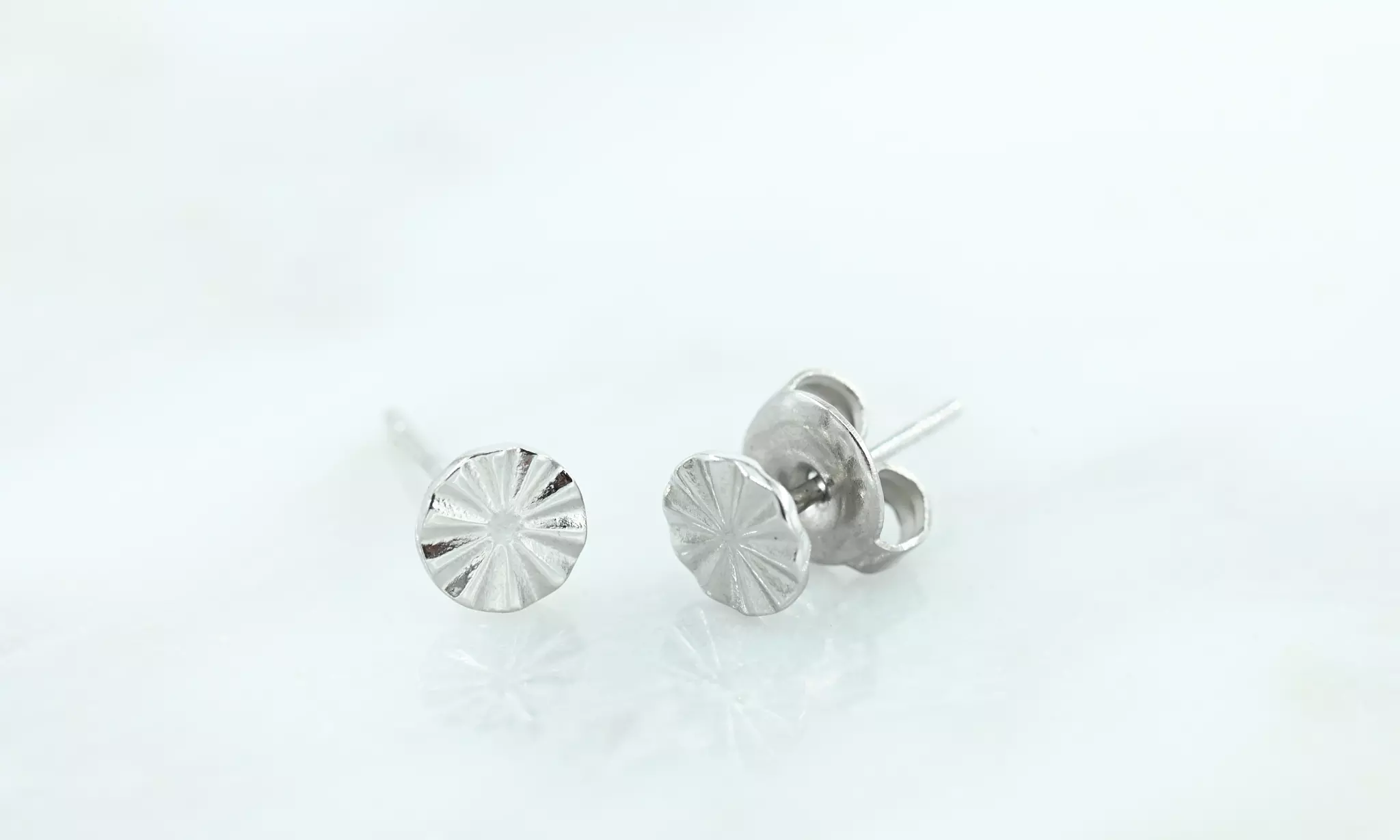 Zilverkleurige studs