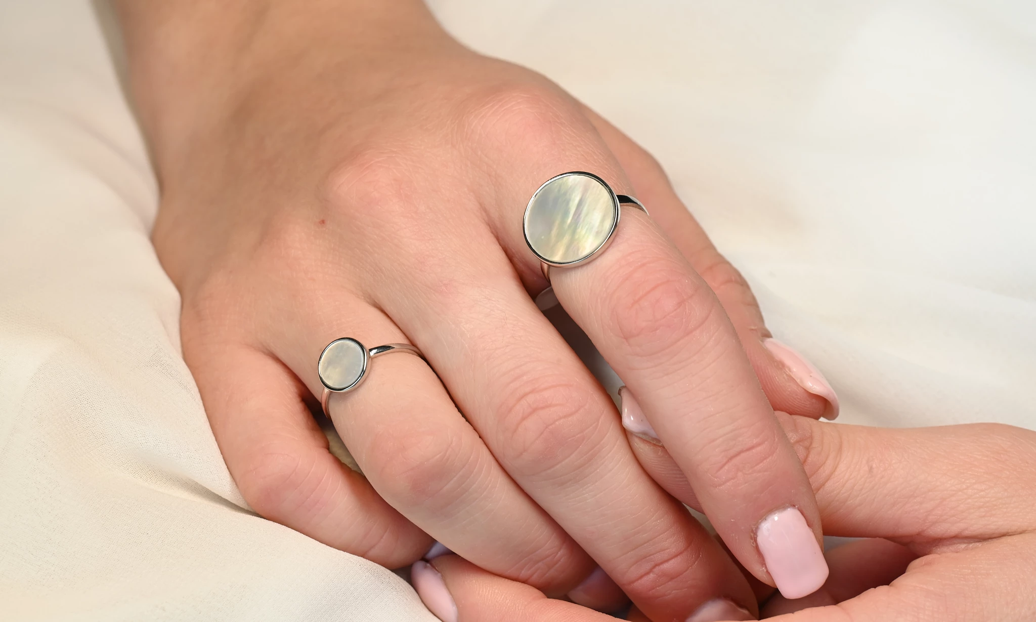 Ring met kleine witte steen