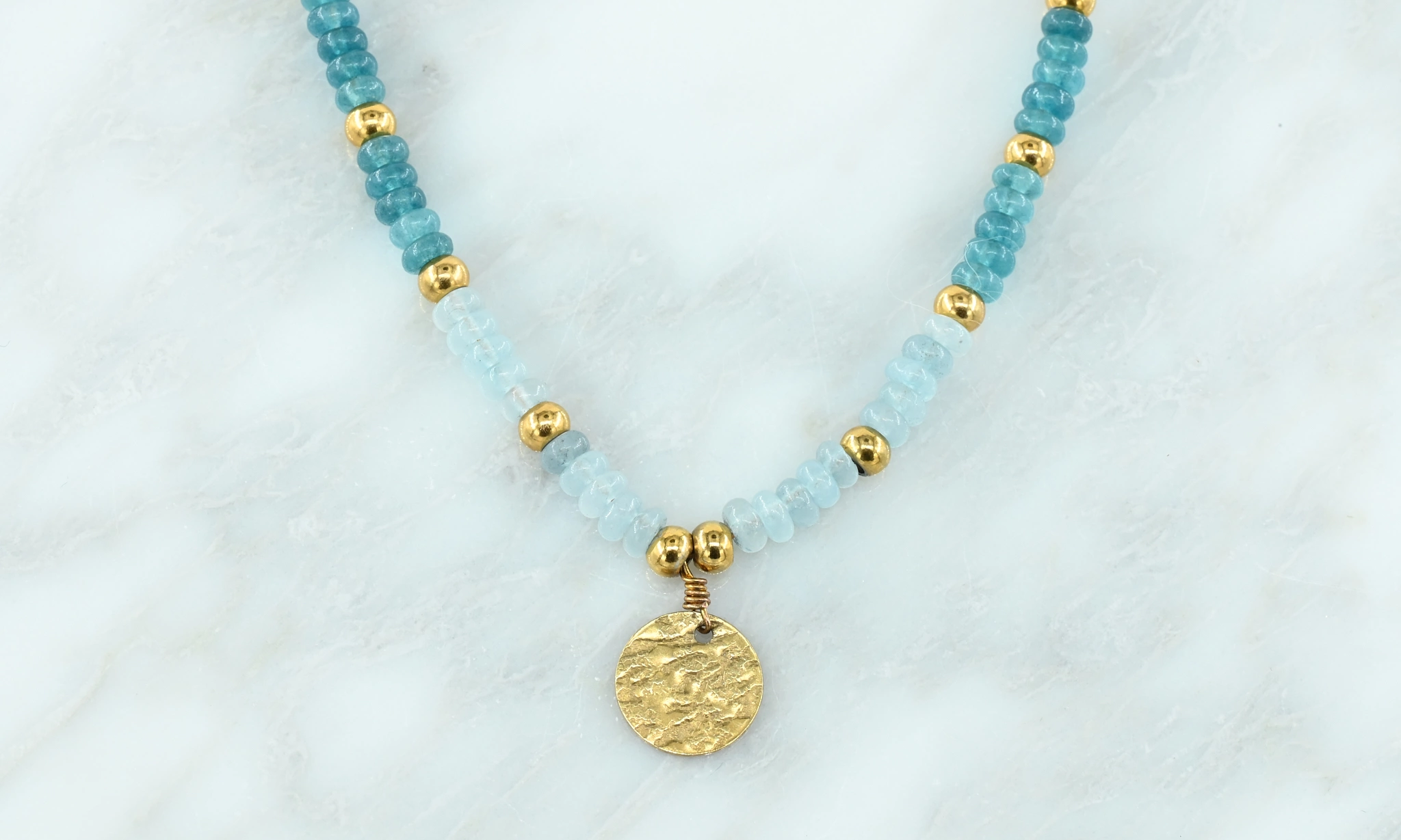 Blauwe kralenketting met bedel