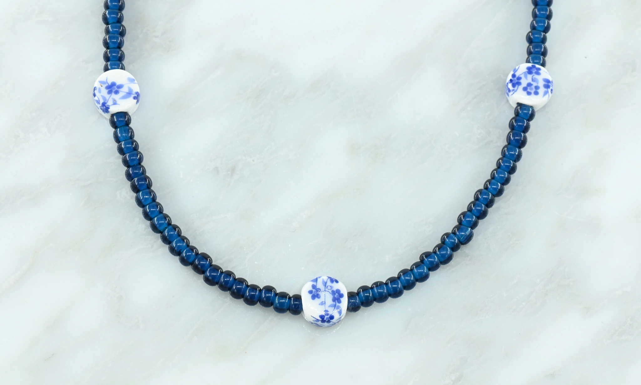 Kralenketting met Delfts blauwe details