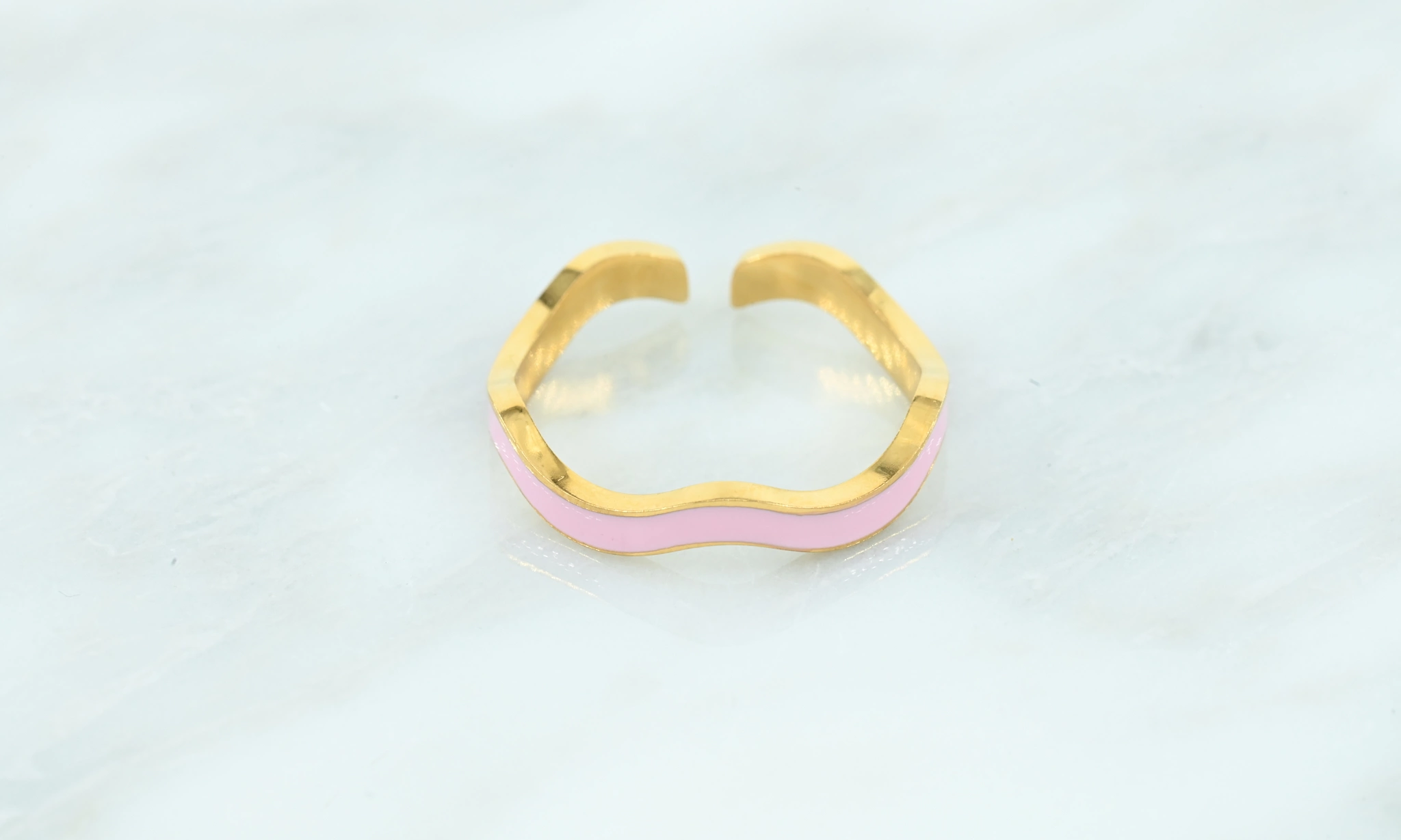 Licht roze fluoriserende golvende ring