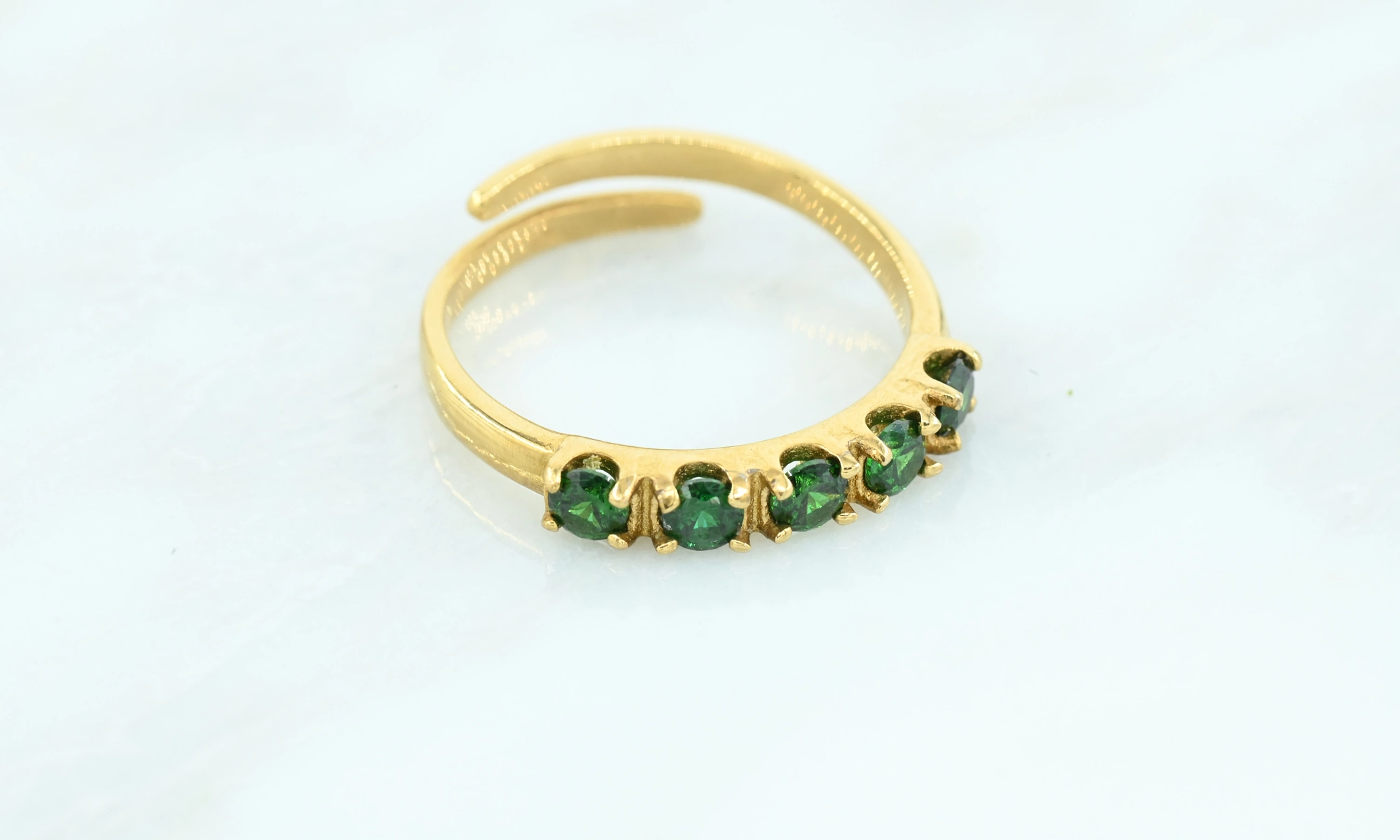 Ring met groene zirkonia