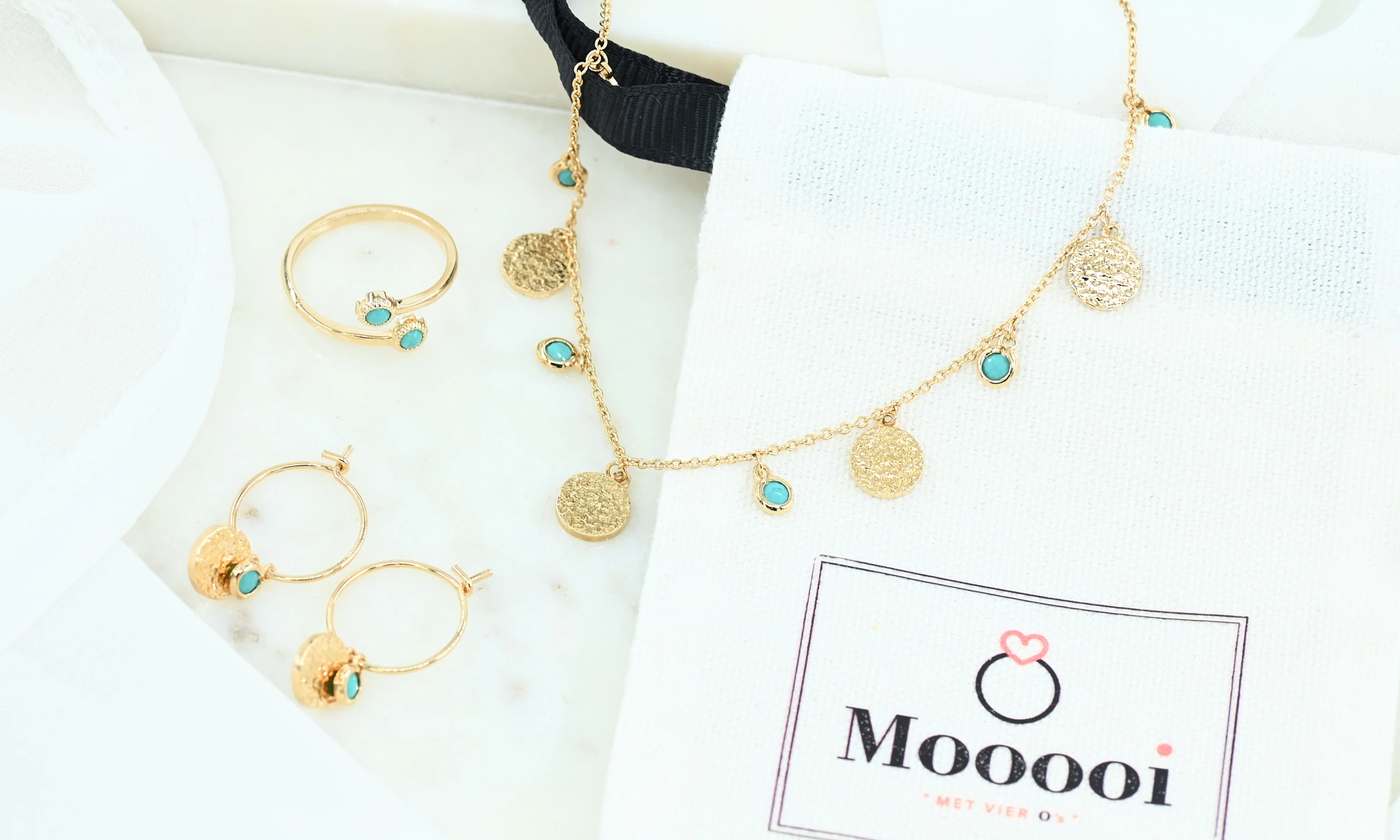 Prachtige gold plated ste met turquoise steentjes. Bohemian mooooi.