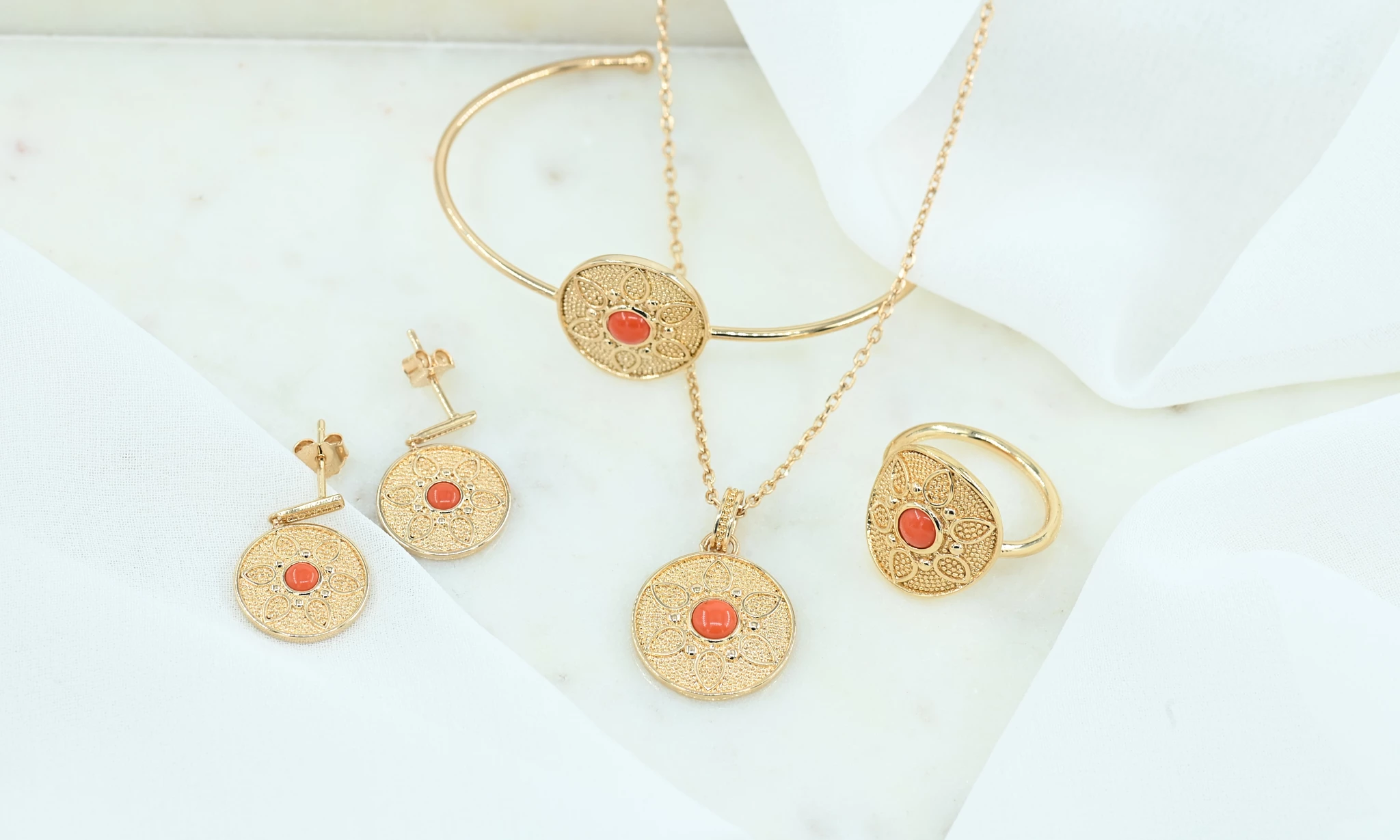 Gold plated set van armband ring ketting oorbellen met koraal rood