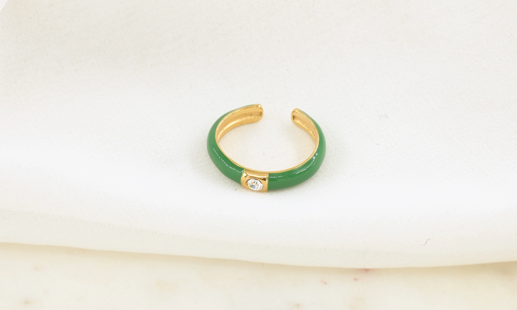 Groene ring met steentje