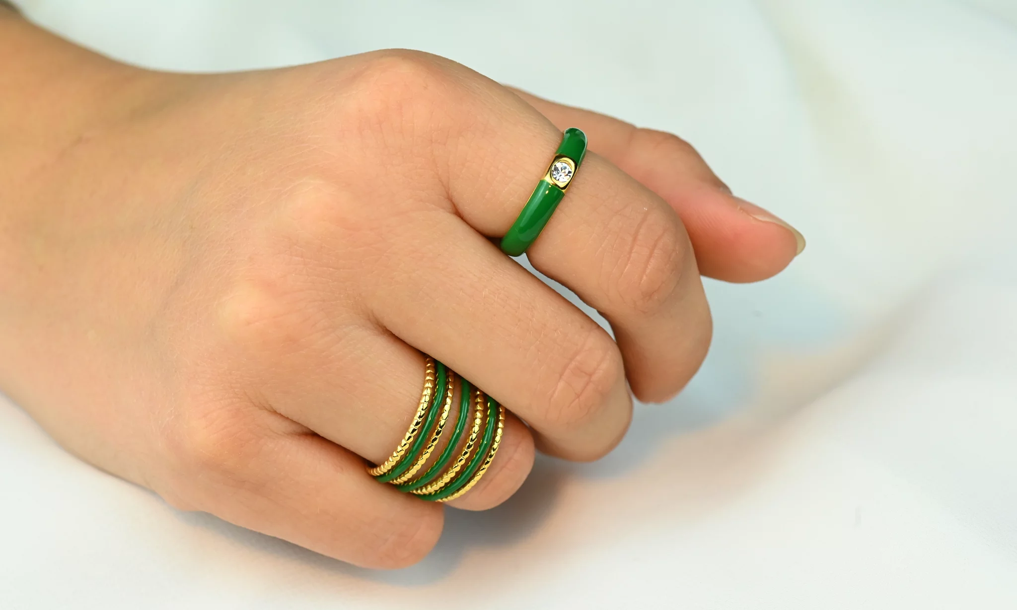 Groene ring met steentje