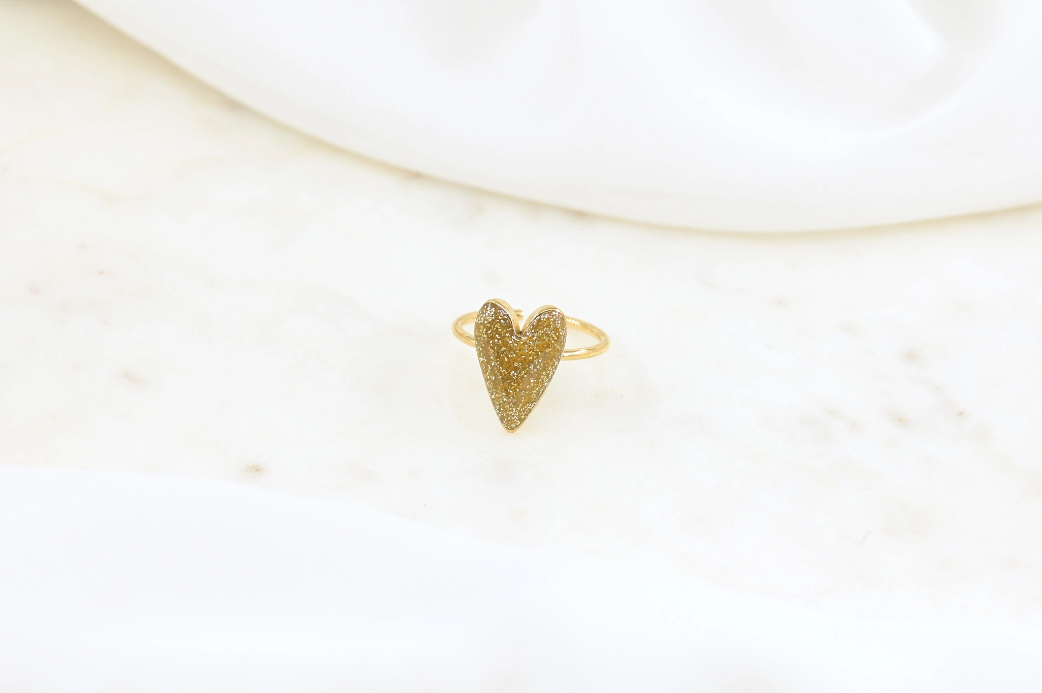 Ring met goud glitter hart