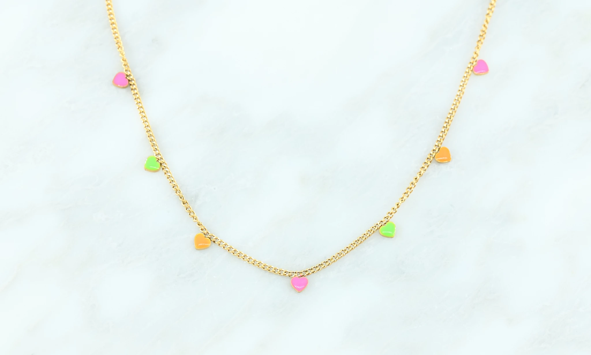 Een zomerse ketting met multi-colour hartjes