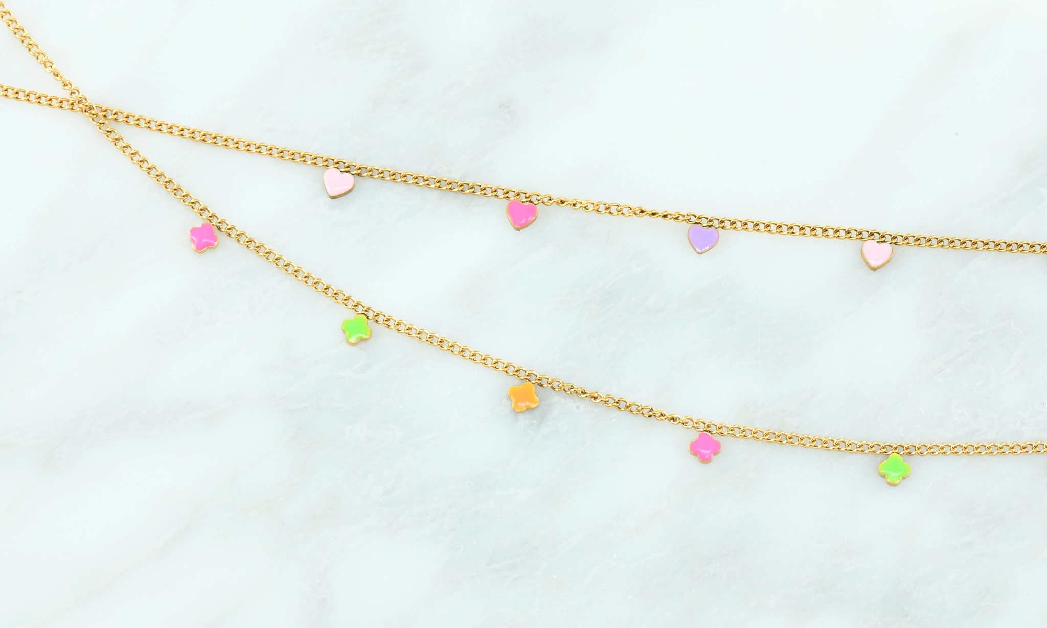 Een vrolijke zomerse ketting met multi colour hartjes