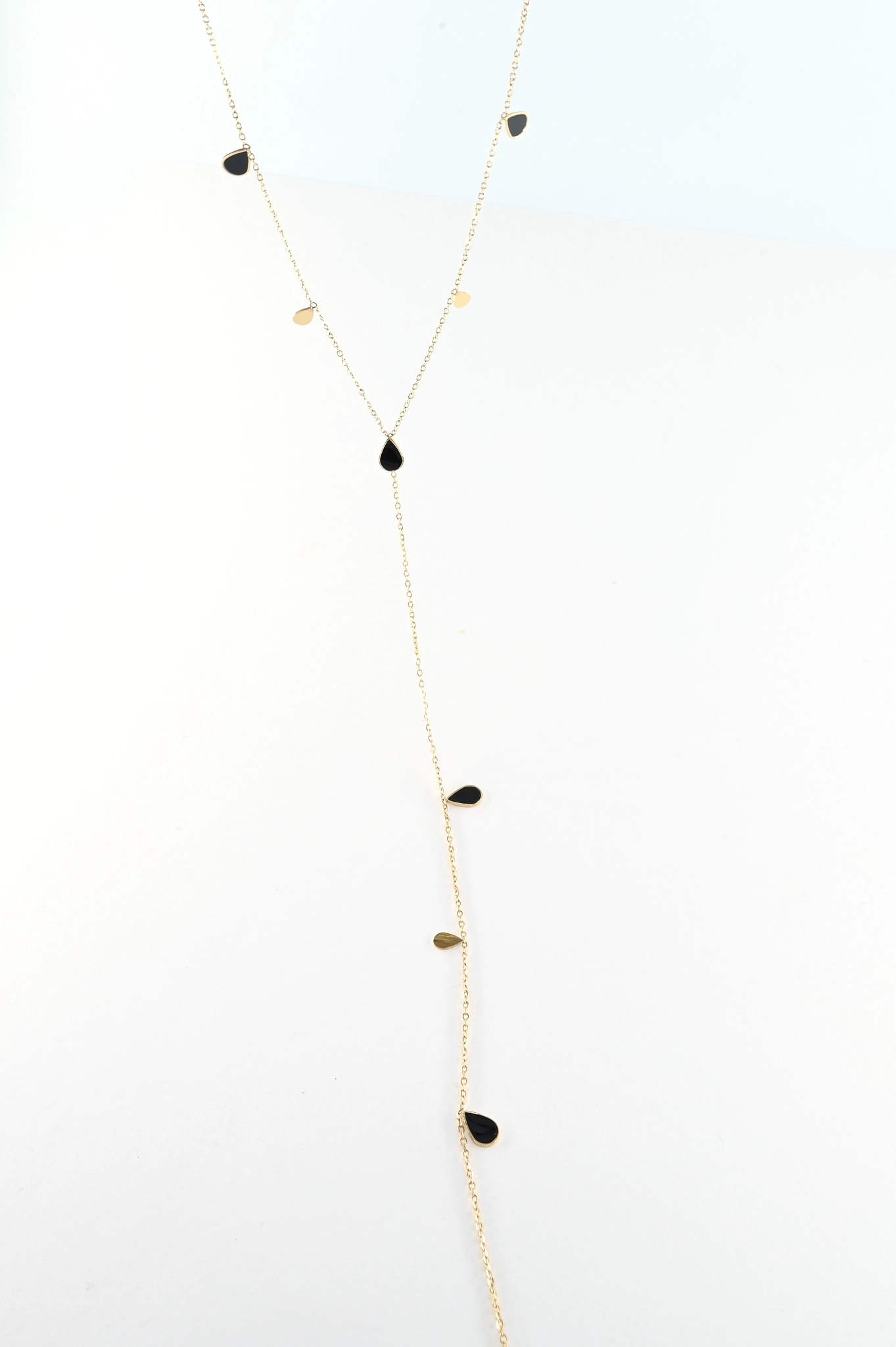 Ketting met zwarte blaadjes