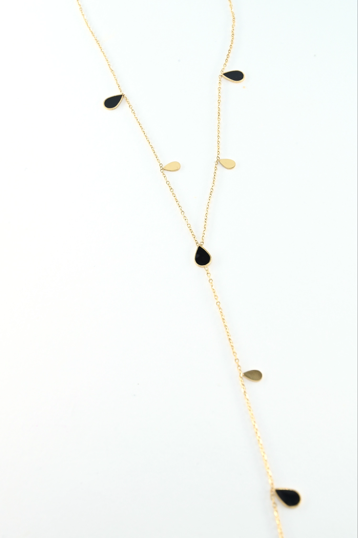 Ketting met zwarte blaadjes