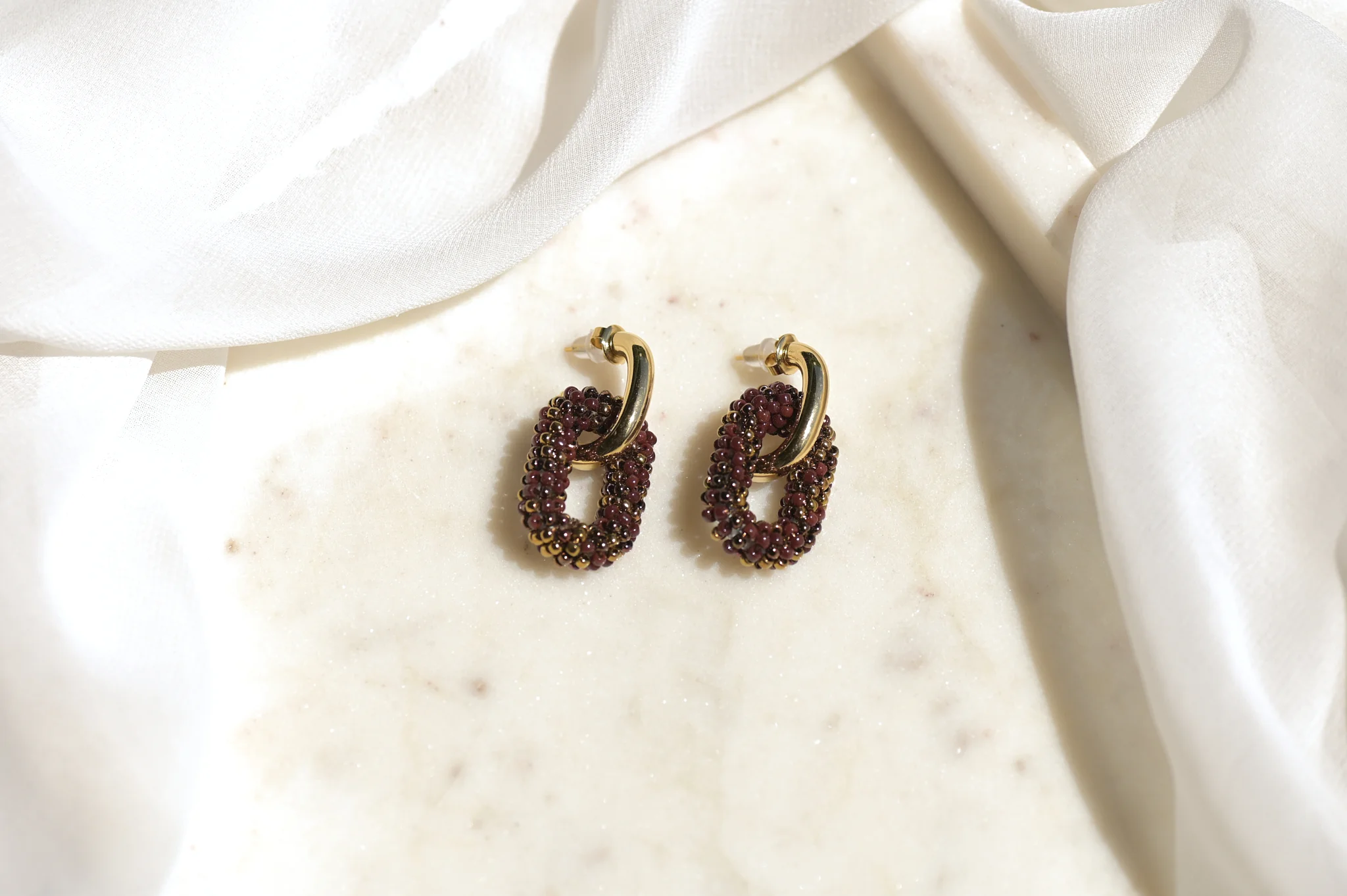 Ovaal met bruine kraal bedel